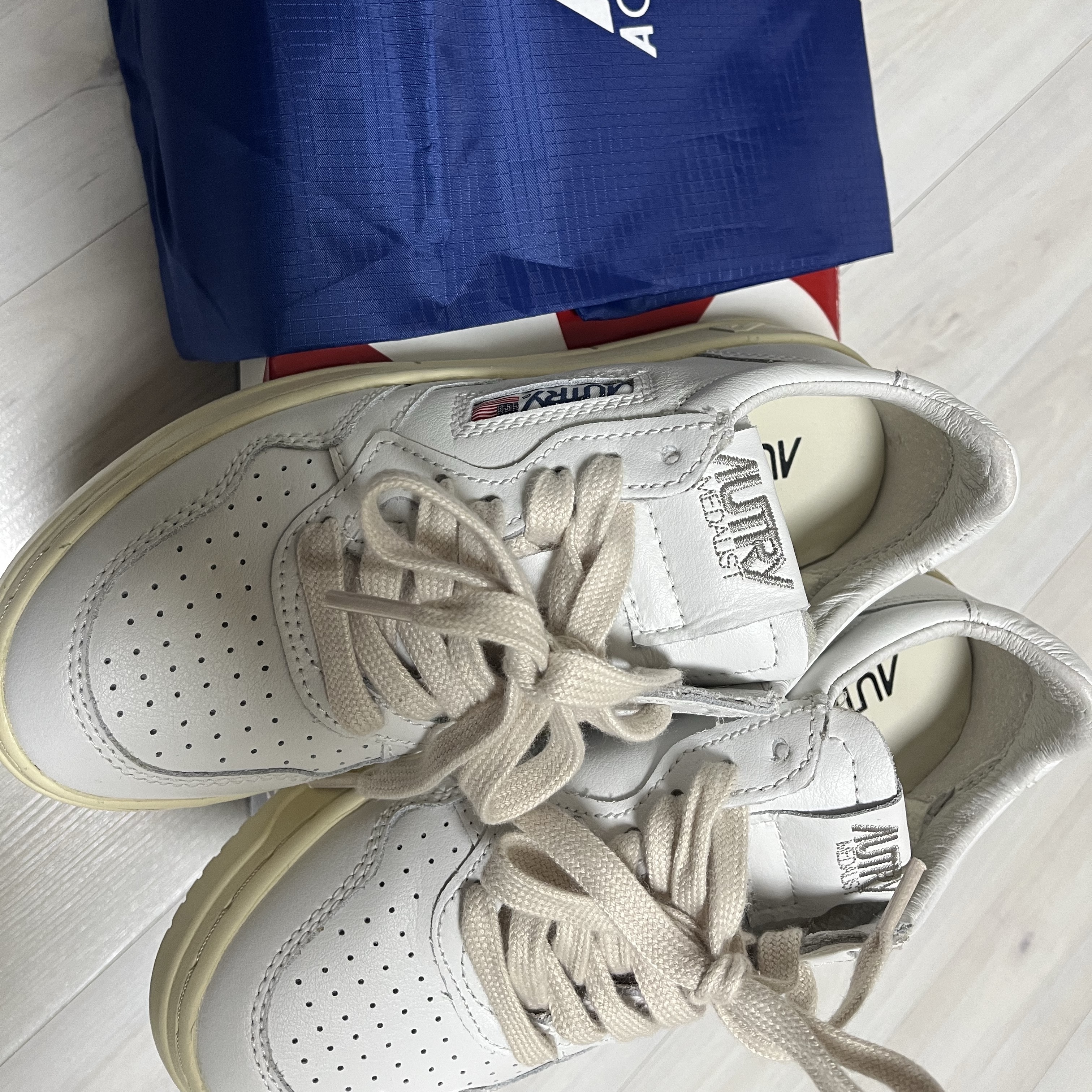 (W) Autry Medalist Low Leather Sneakers White 착용 스타일 - 1