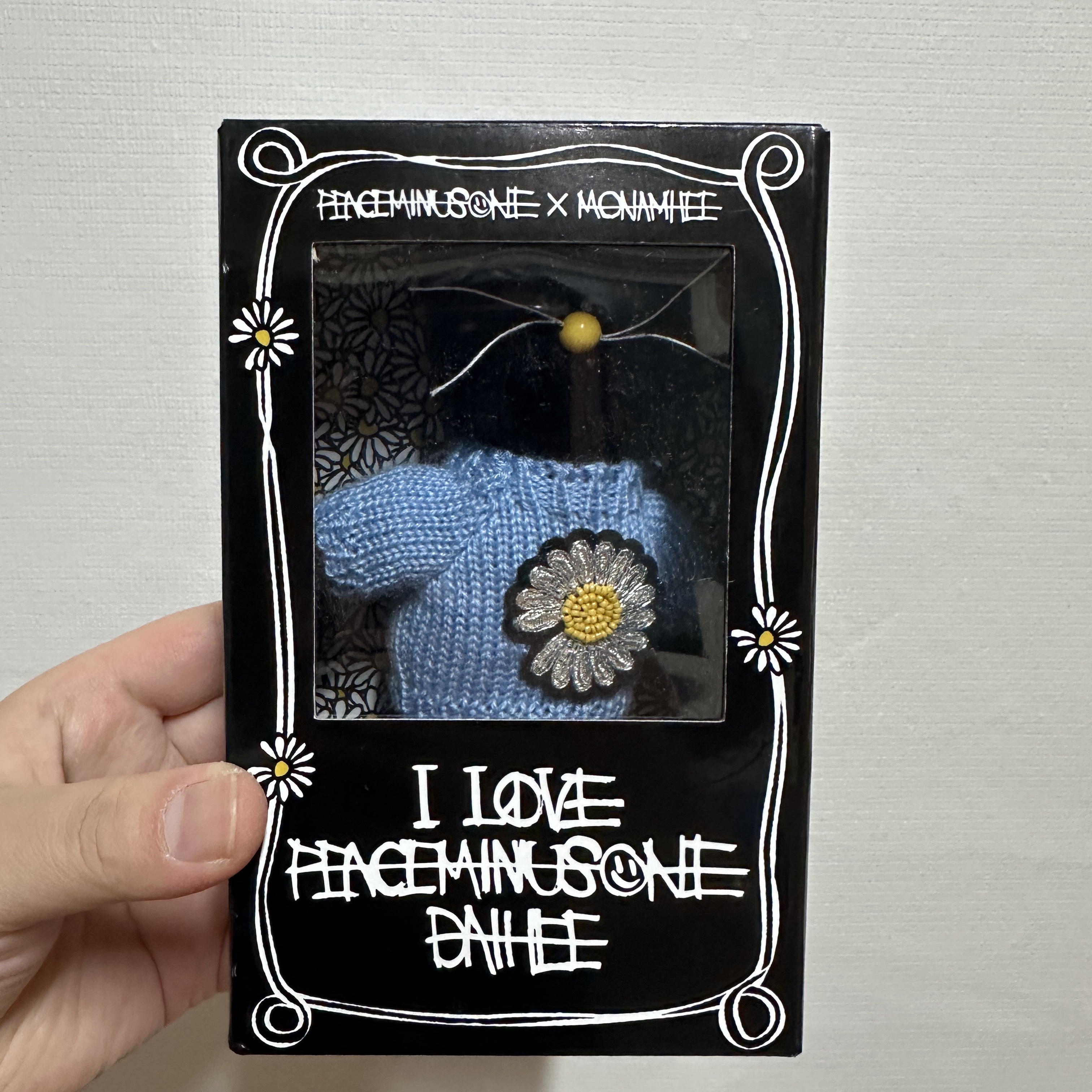 Monamhee x Peaceminusone Daihee Plush Keyring 착용 스타일 - 1