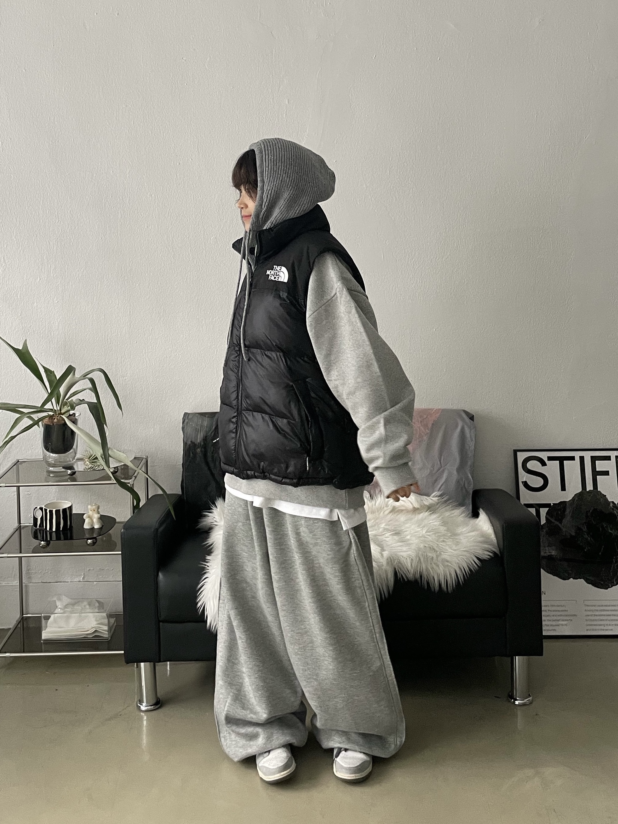 The North Face Nuptse On Ball Vest Real Black, (W) Nike Dunk Low Light Smoke Grey 착용 스타일 - 2