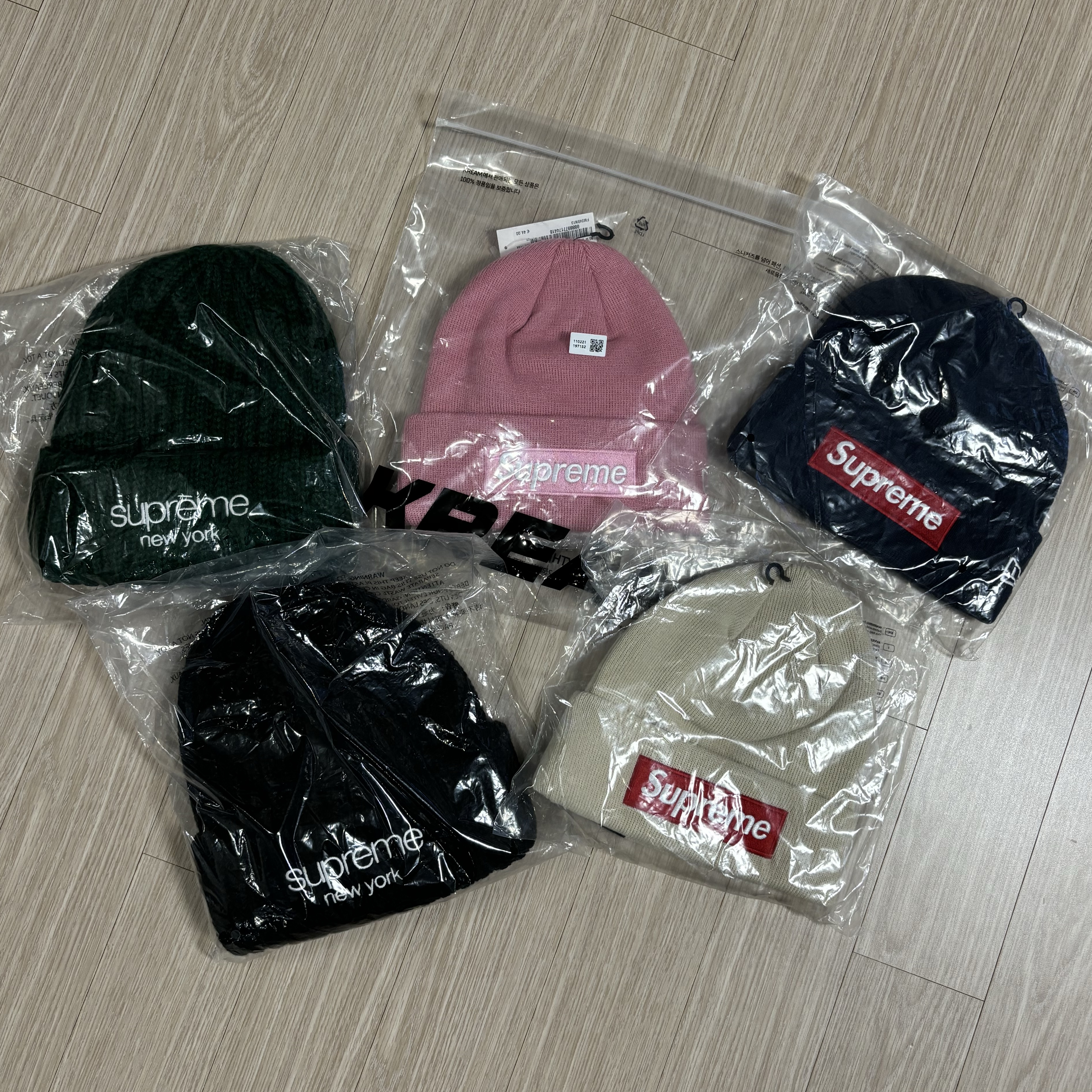 Supreme New Era Box Logo Beanie Dusty Pink - 24FW, Supreme Classic Logo Chunky Ribbed Beanie Black - 24FW 착용 스타일 - 1