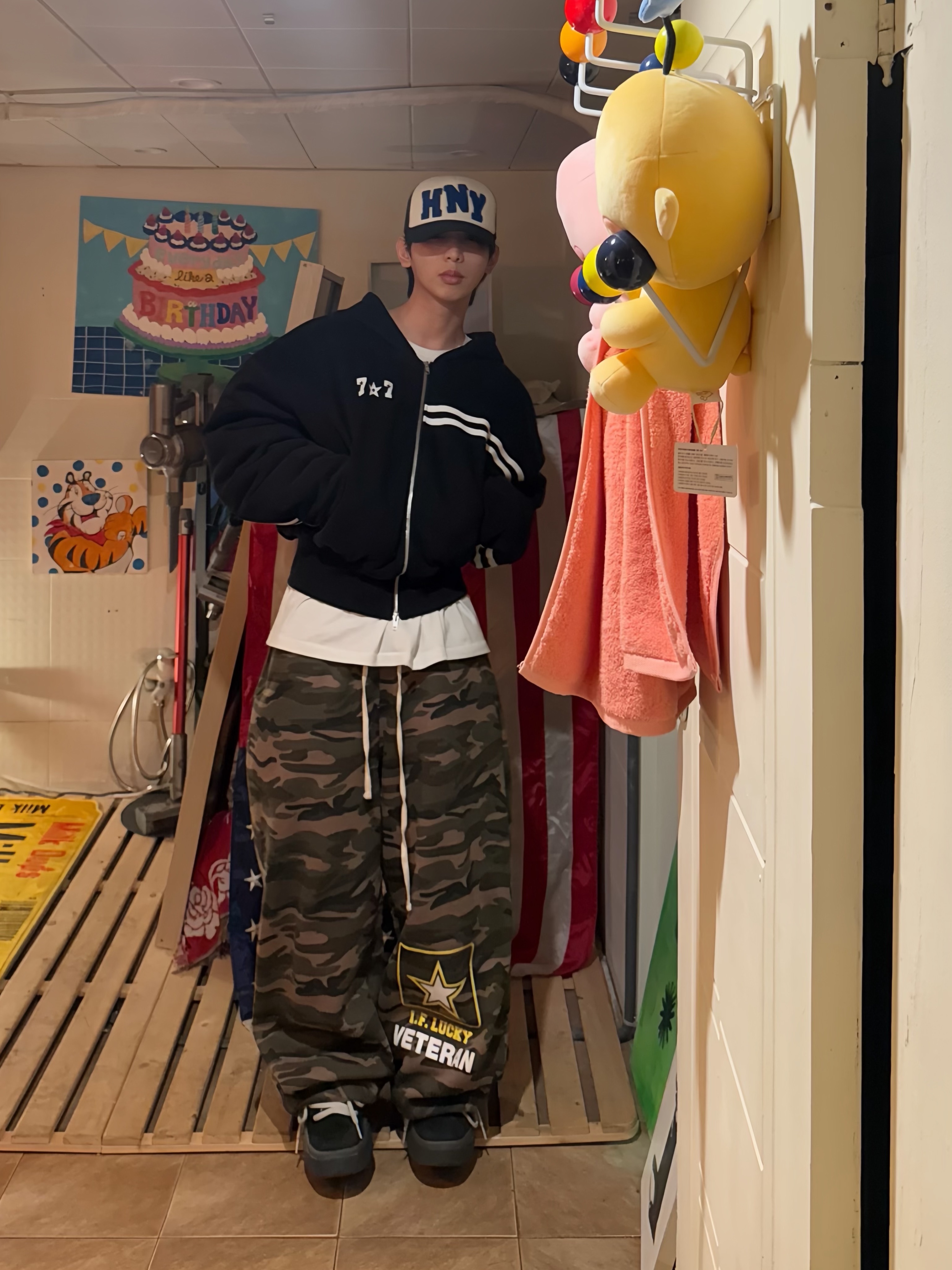 Honey Scoop House HNY Logo Trucker Cap Black, ERL Vamp Skate Shoe Pirate Black 착용 스타일 - 2