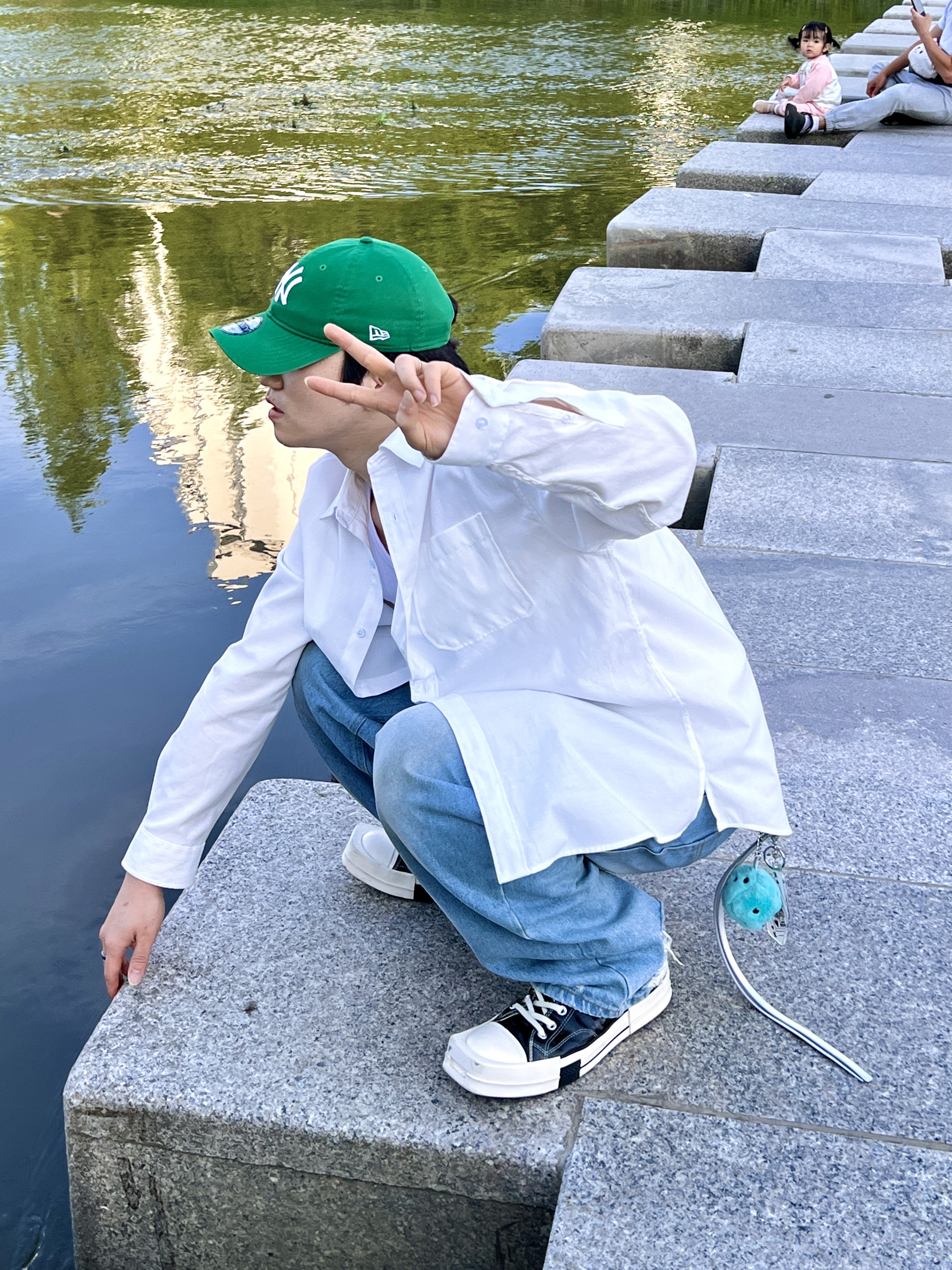 Stussy Fuzzy Dice Keychain Teal, Converse x Drkshdw Turbodrk Chuck 70 Hi Black Lacquered Denim 착용 스타일 - 2