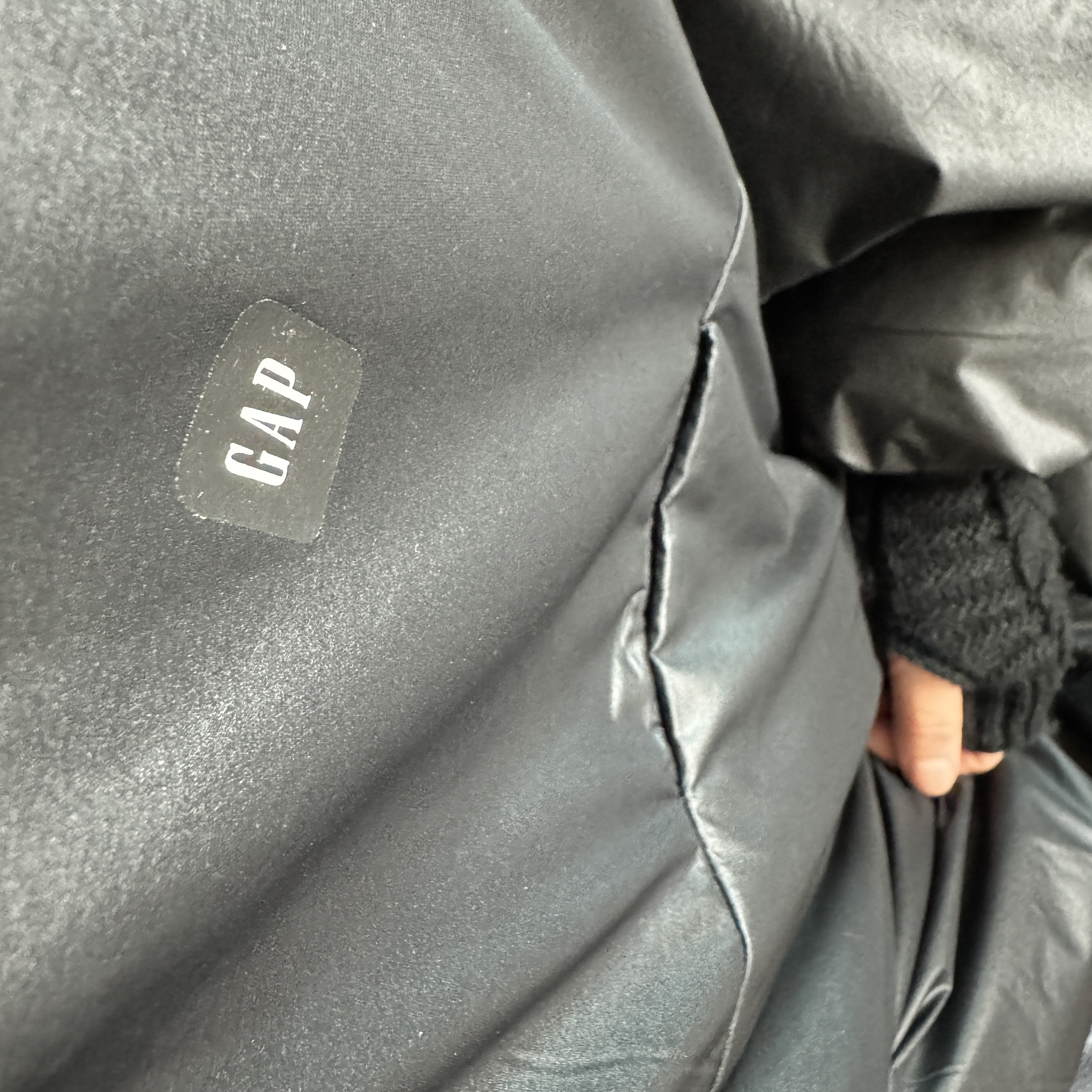 Yeezy Gap Engineered By Balenciaga Mock Neck Pullover Puffer Black 착용 스타일