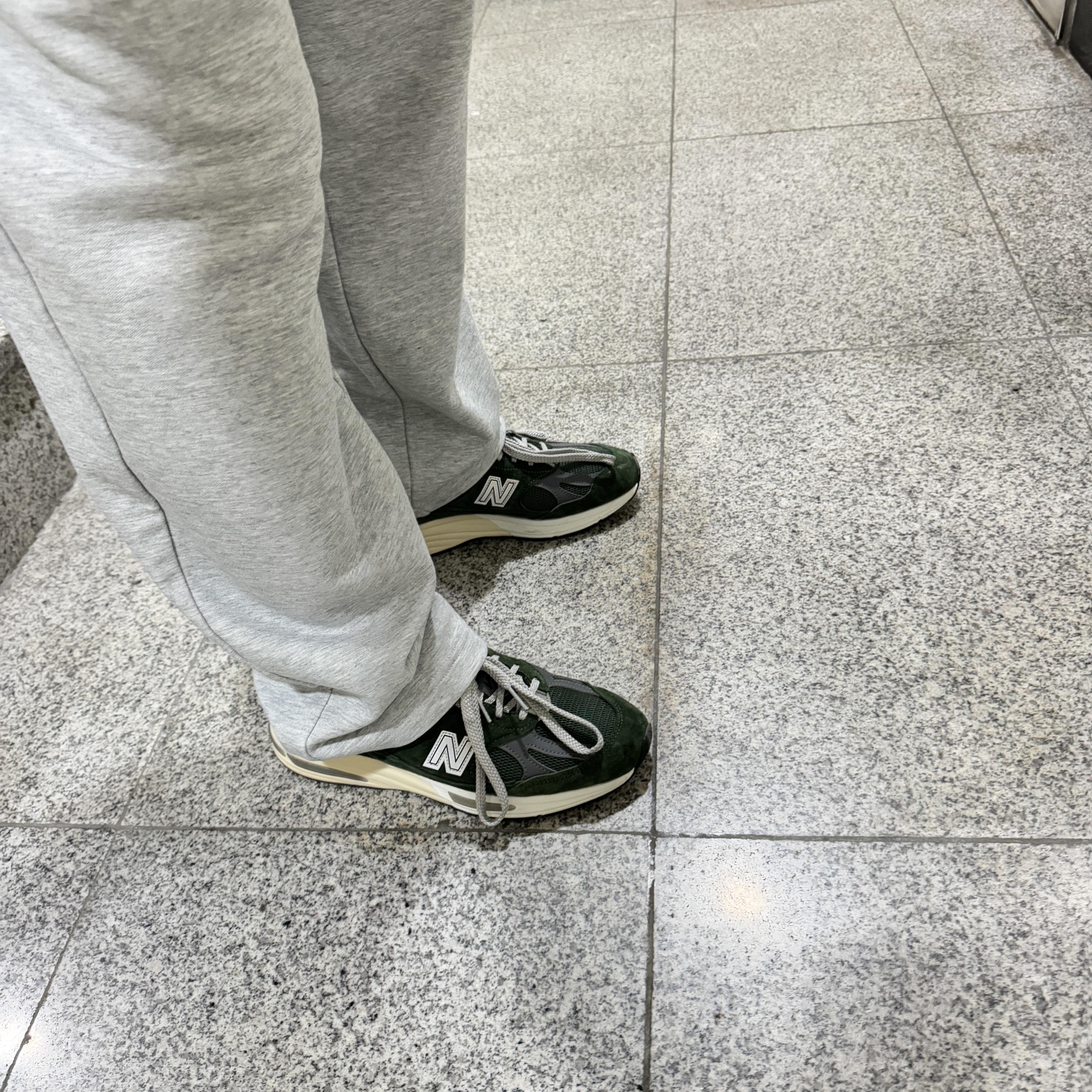 New Balance 991v2 Made in UK Kombu Green, Nike Solo Swoosh Fleece Pants Dark Grey - Asia 착용 스타일 - 4