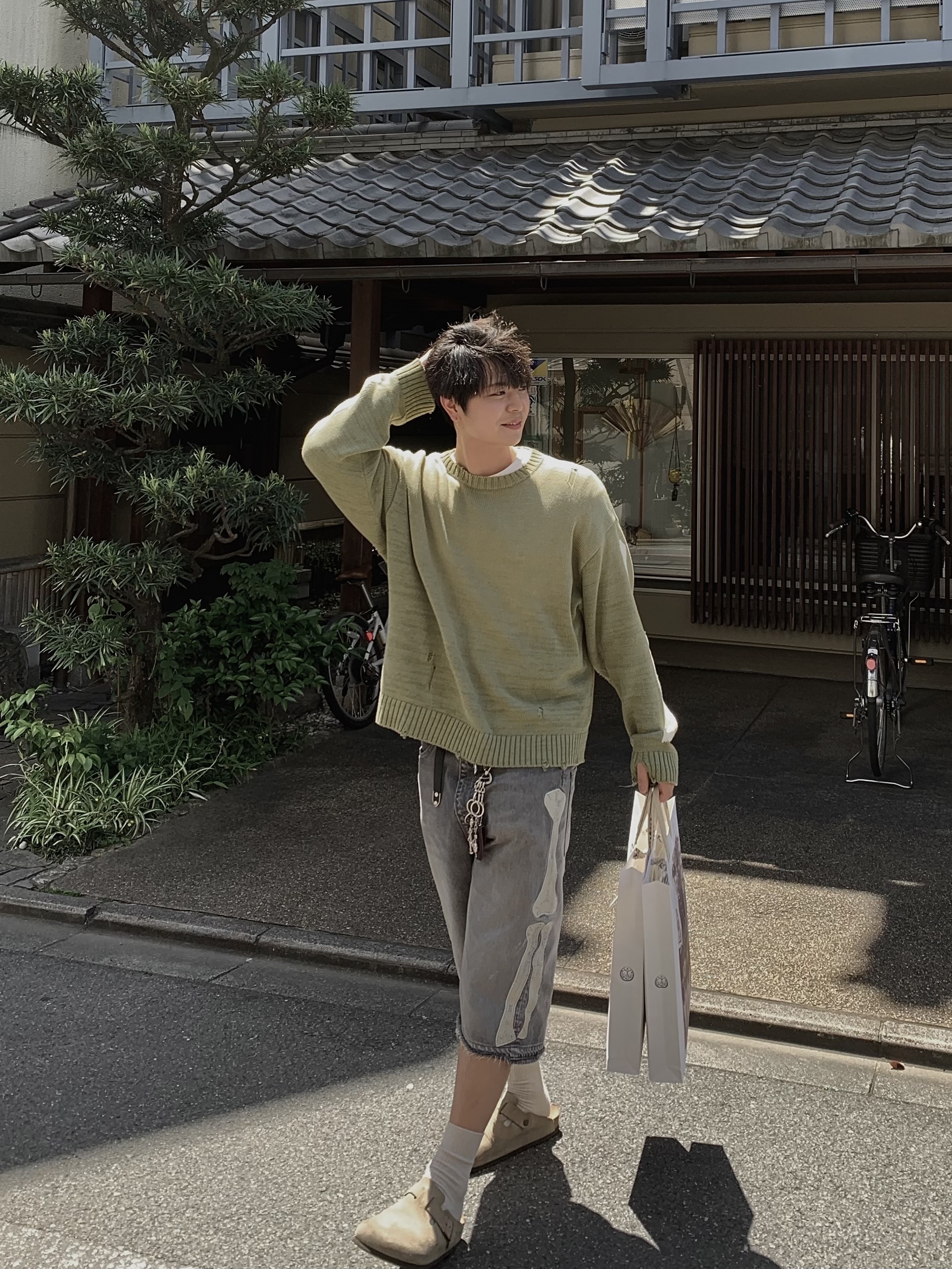 Kapital 5G Cotton Knit Bone Crewneck Sweater Khaki, Kapital 14 oz. Denim 5P Bone Embroidery Short Pants Black 착용 스타일