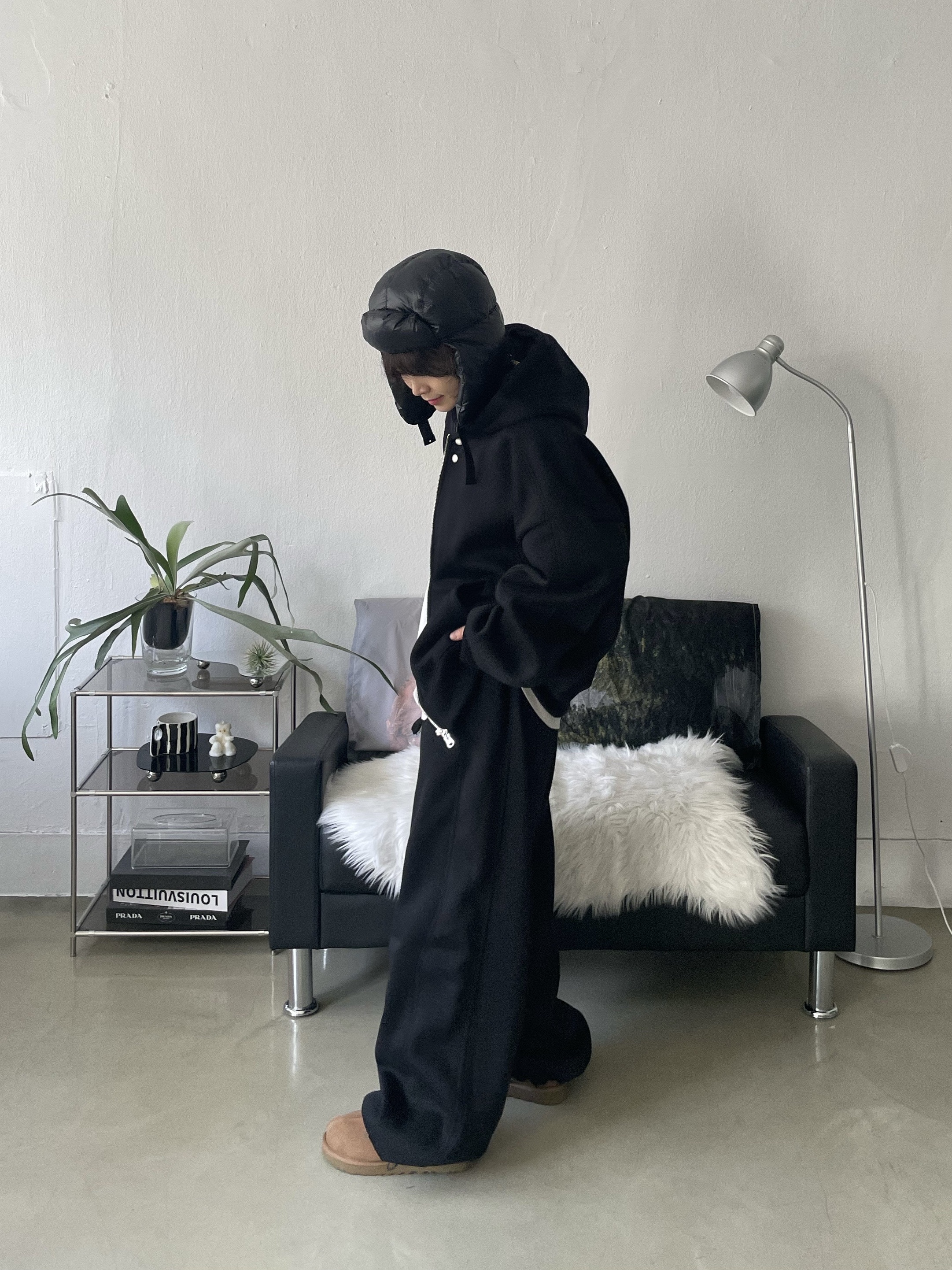 CDG Logo Check Muffler White Black, Supreme Featherweight Down Trooper Black - 23FW 착용 스타일 - 7