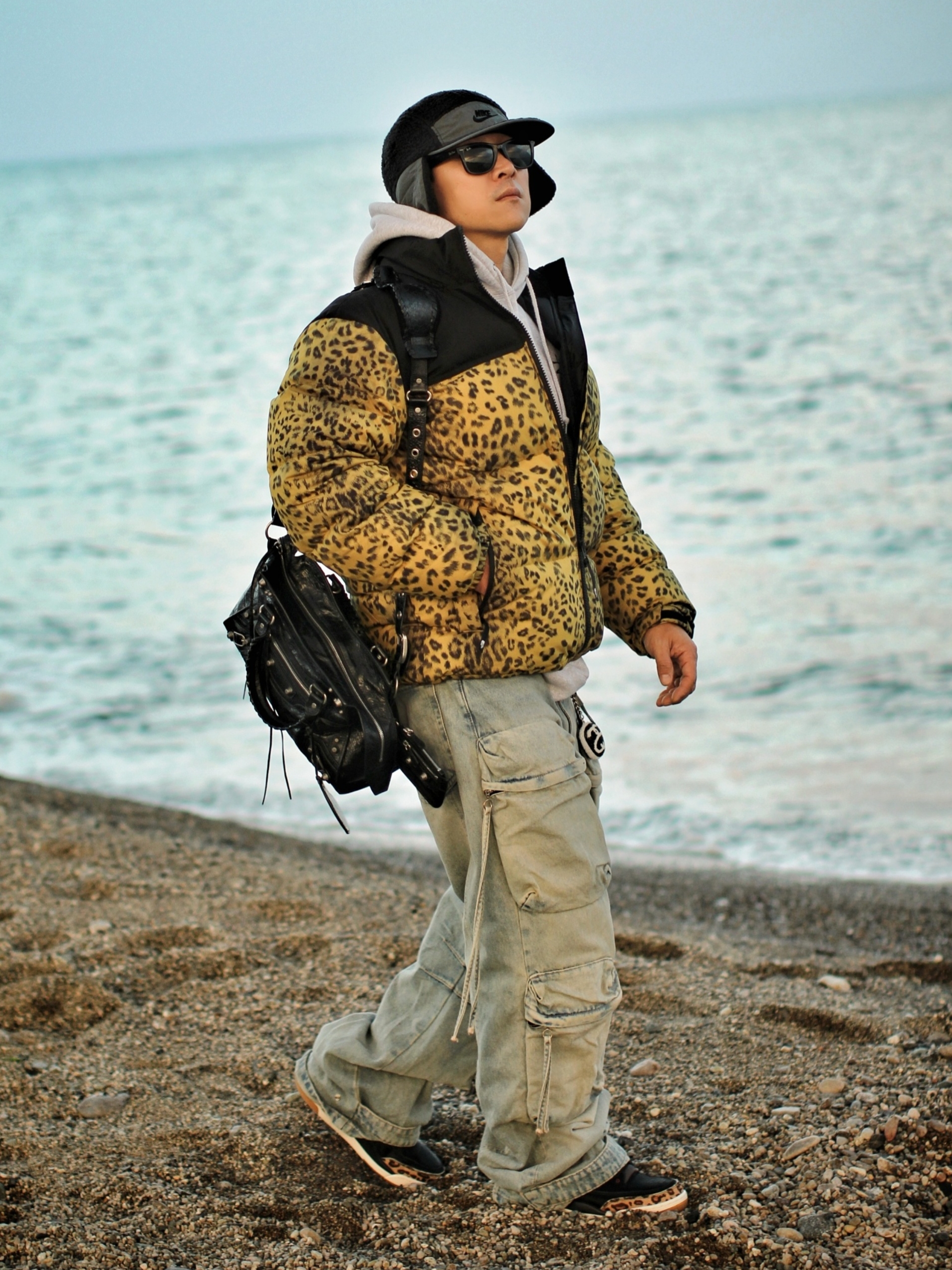 The North Face White Label Novelty Nuptse Down Jacket P Gold, Zara Utility Pocket Jeans Mid Blue 착용 스타일 - 5