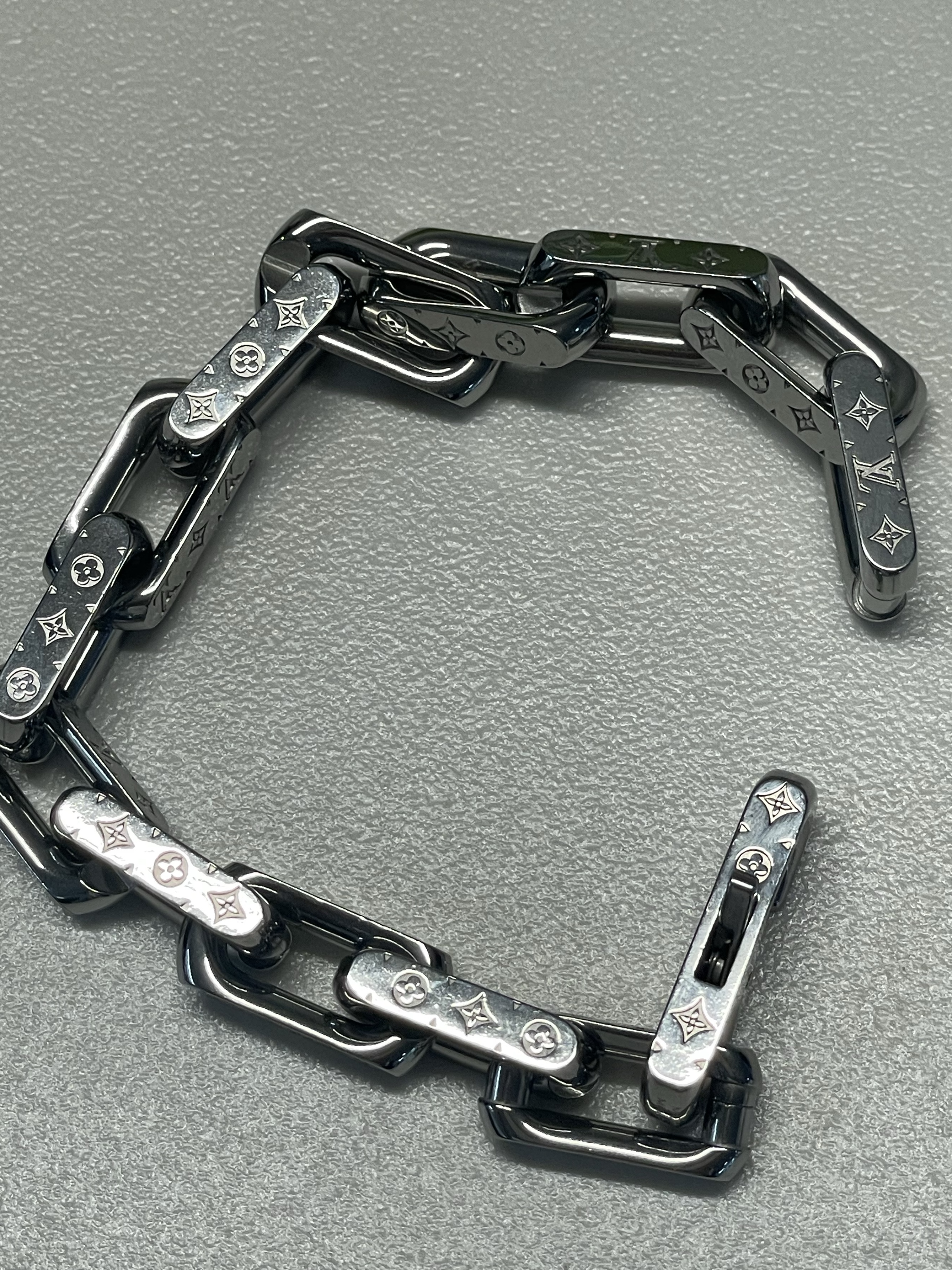 Louis Vuitton Monogram Chain Bracelet Silver 착용 스타일
