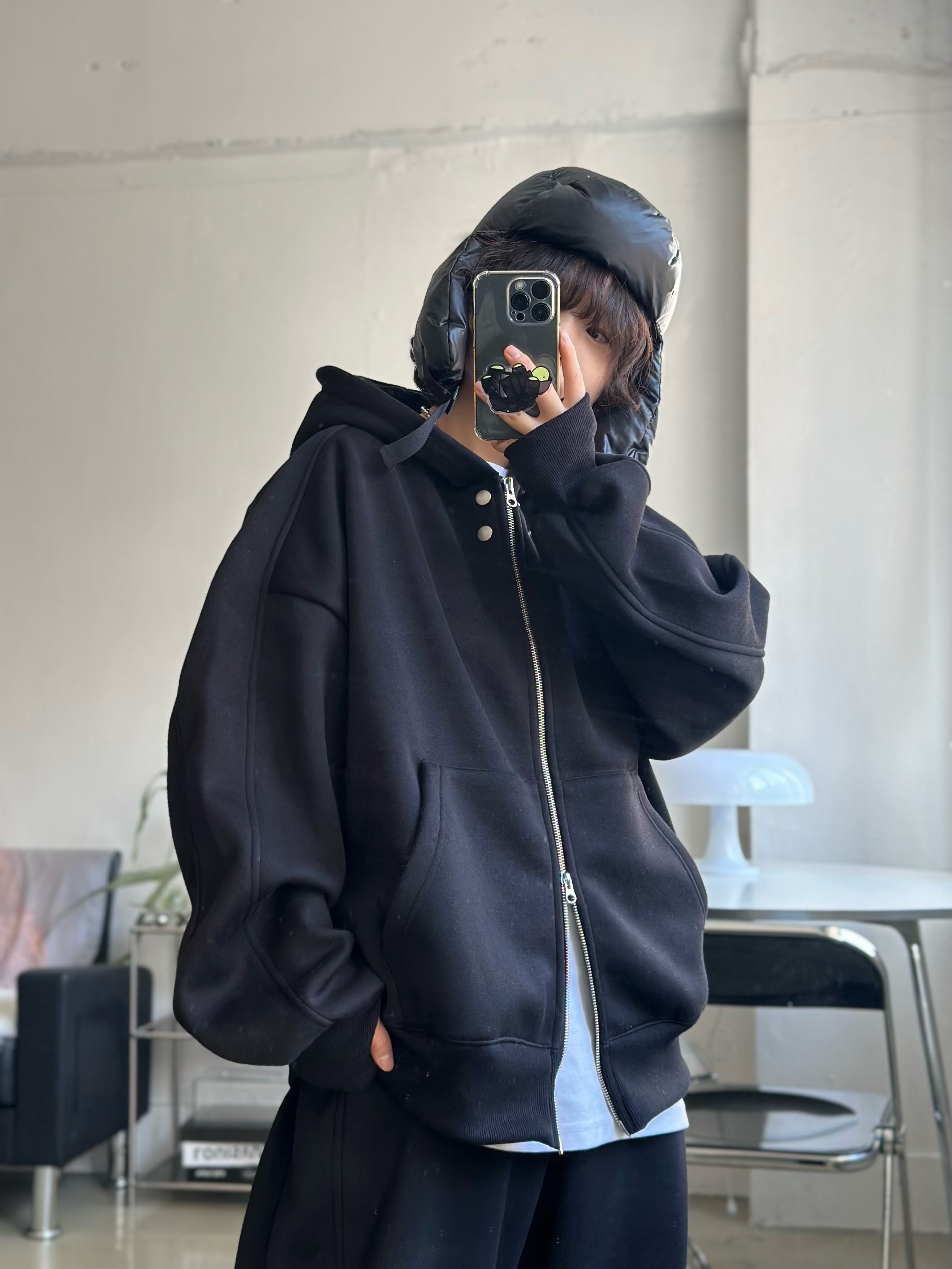 CDG Logo Check Muffler White Black, Supreme Featherweight Down Trooper Black - 23FW 착용 스타일 - 2