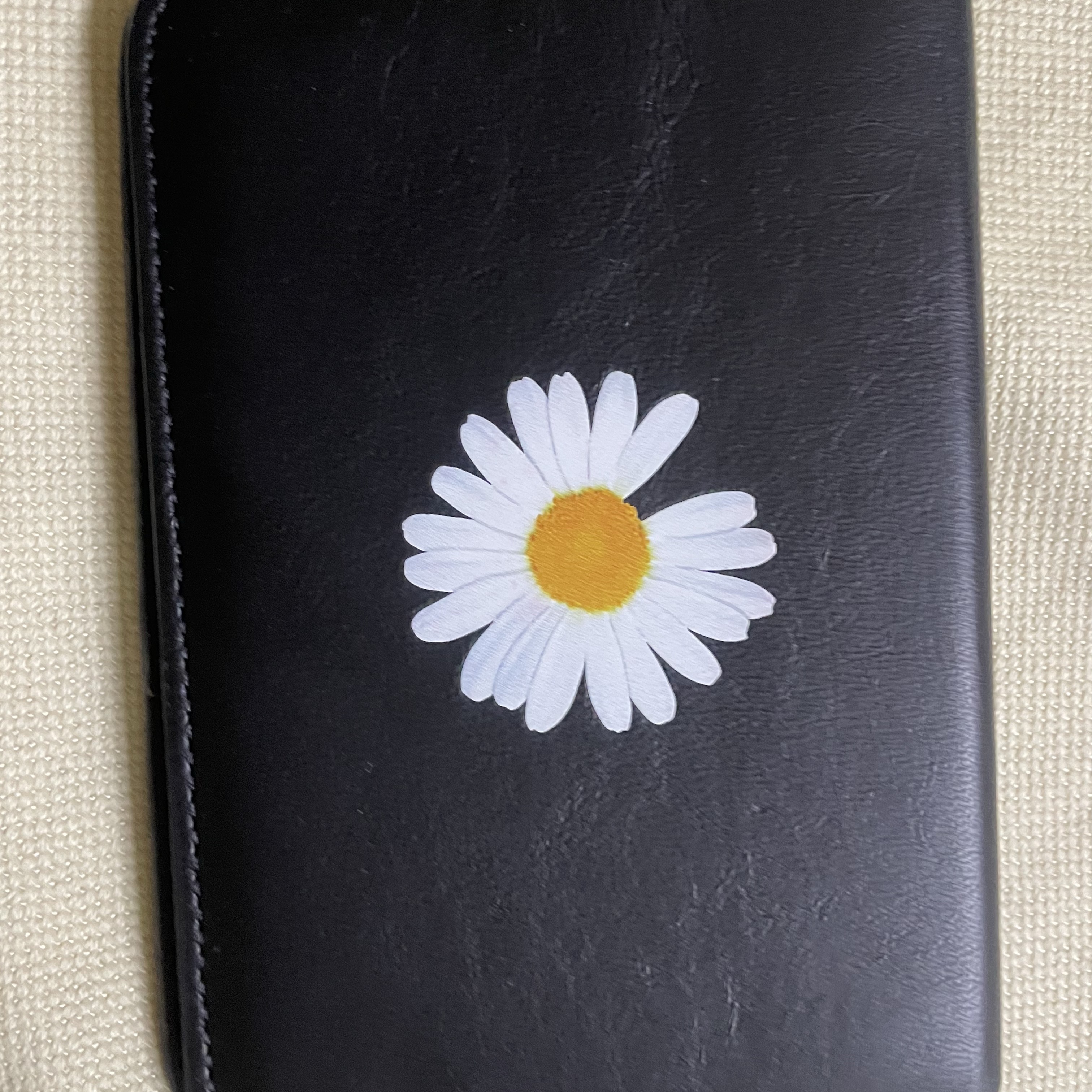 Peaceminusone Passport Case #1 Black 착용 스타일