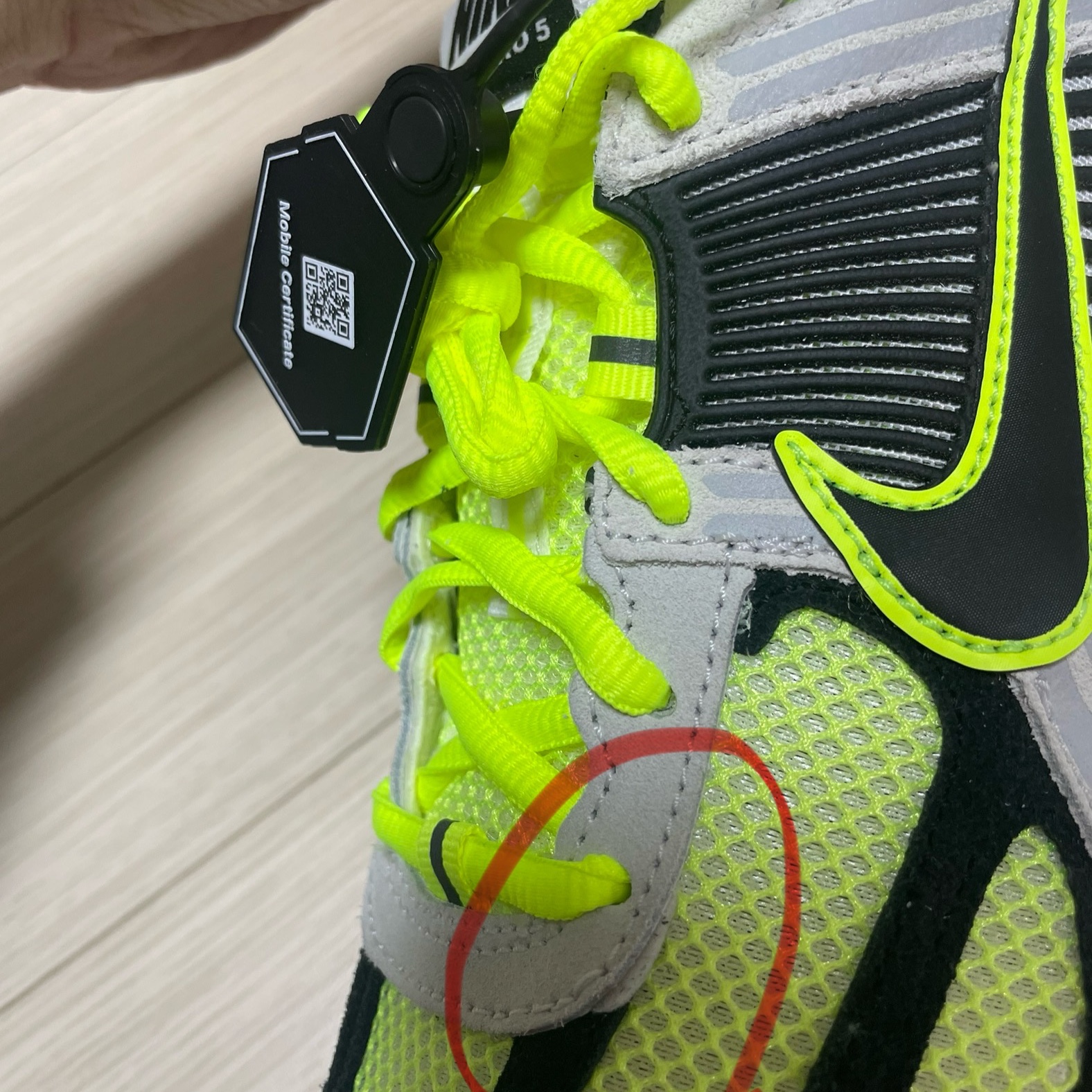 Nike Zoom Vomero 5 Volt Metallic Platinum 착용 스타일 - 1