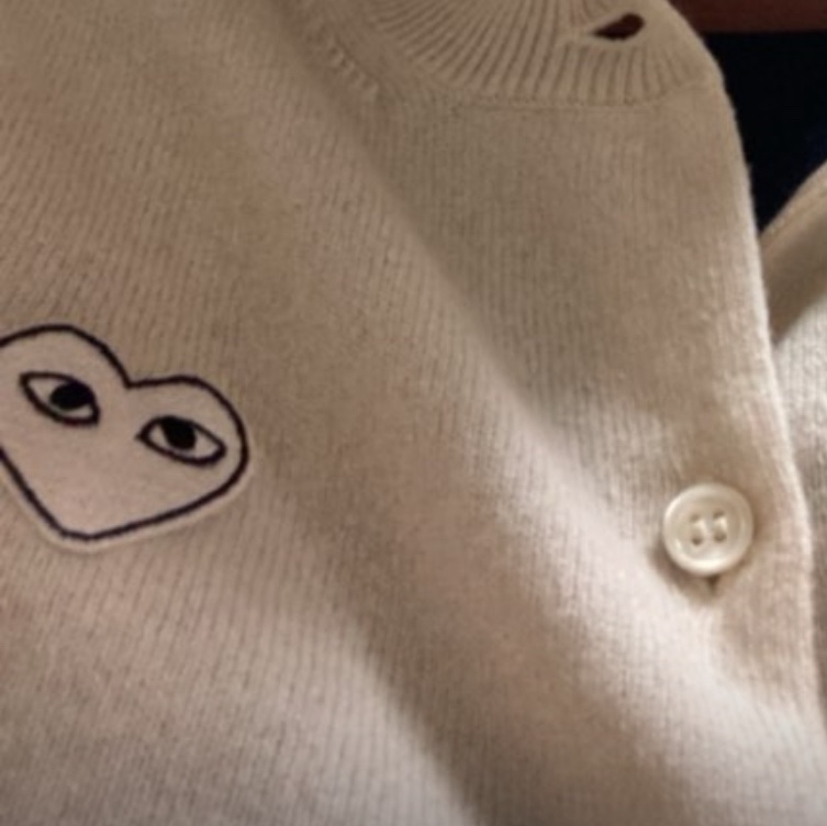 (W) Play Comme des Garcons White Heart Knit Cardigan Natural, Play Comme des Garcons Double Heart Cardigan Red 착용 스타일 - 1