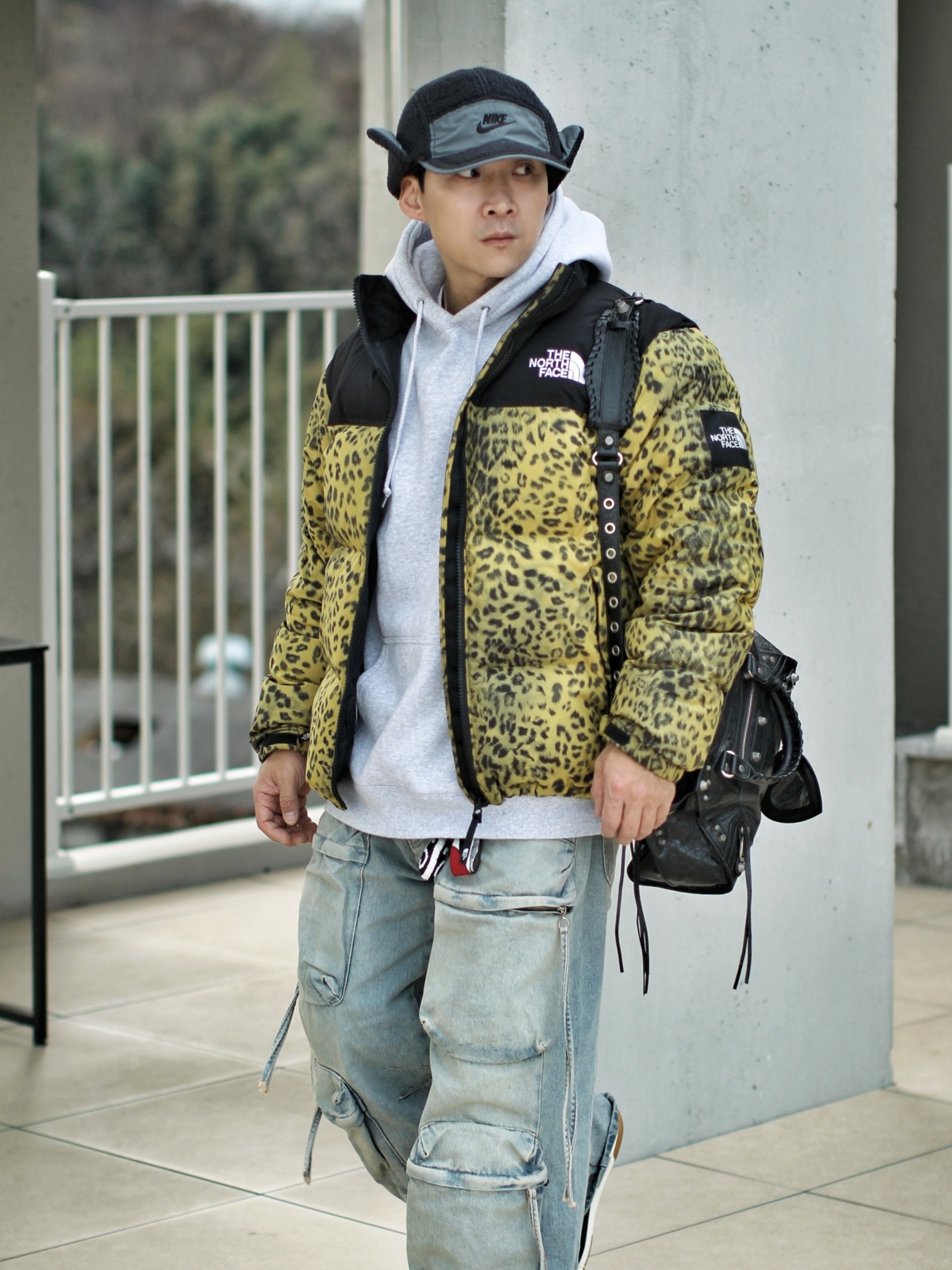 The North Face White Label Novelty Nuptse Down Jacket P Gold, Zara Utility Pocket Jeans Mid Blue 착용 스타일 - 2