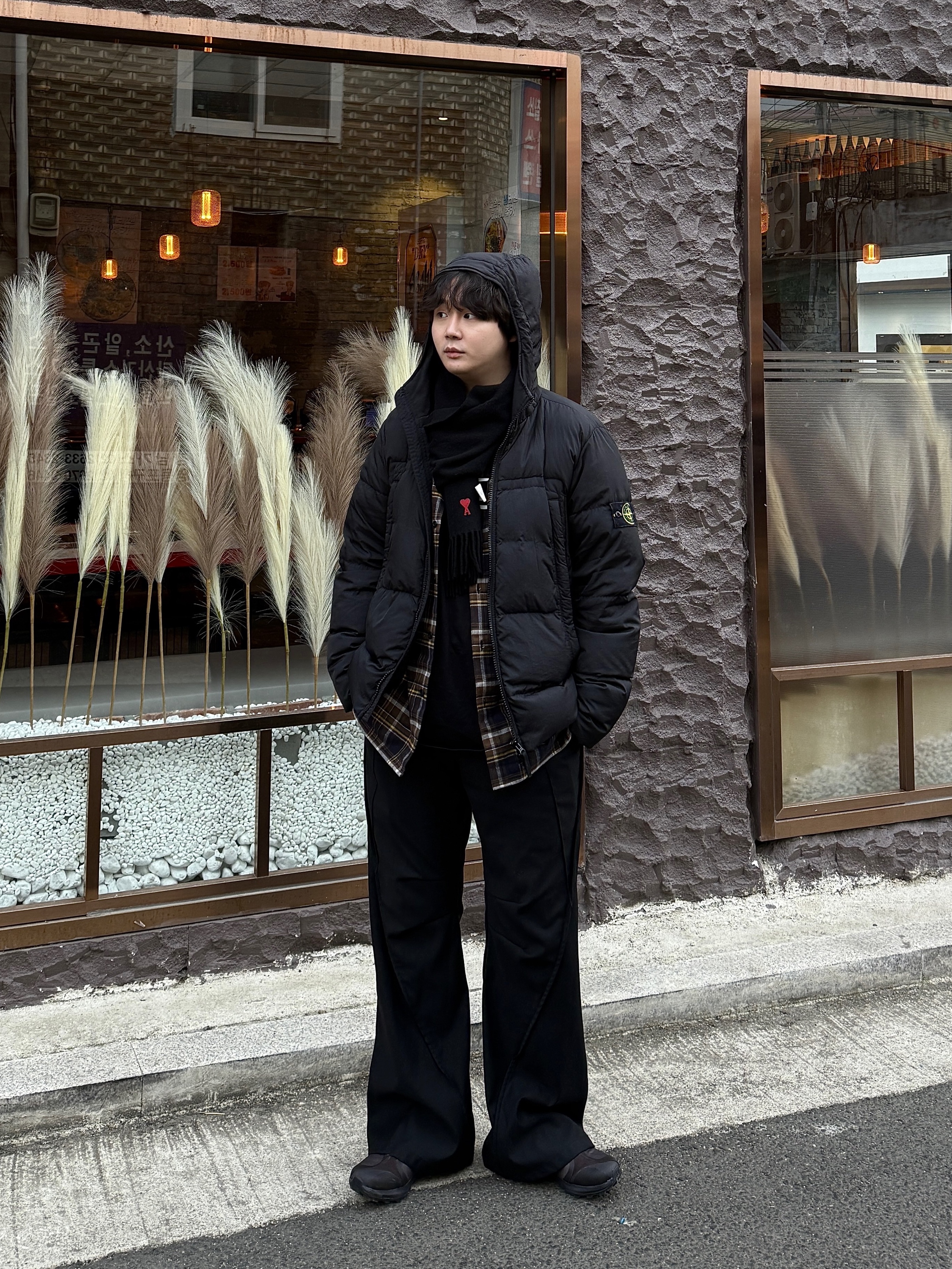Stone Island 40723 Crinkle Reps Hooded Down Jacket Black - 20FW, AMI de Coeur Classic Muffler Black 착용 스타일 - 1