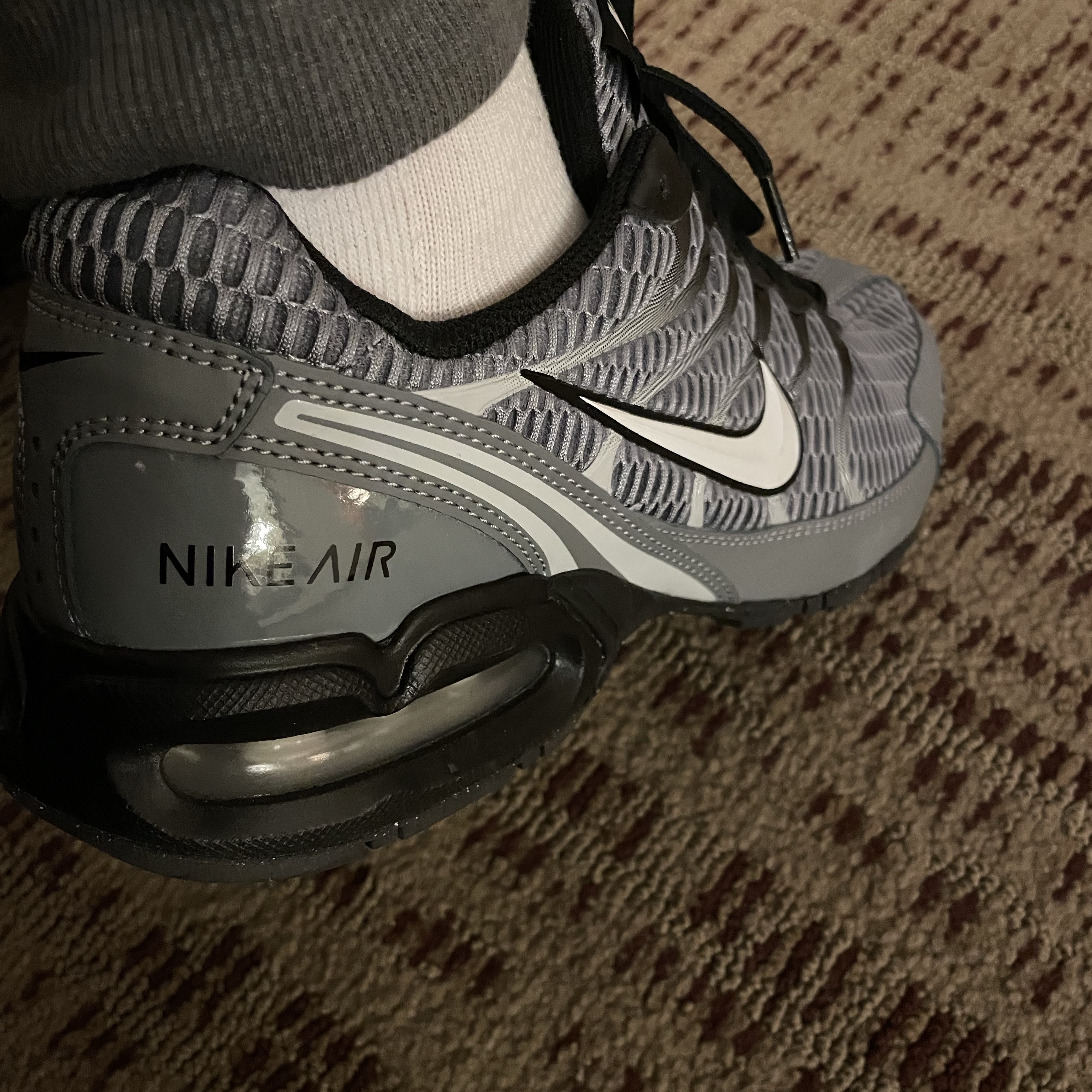 Nike Air Max Torch 4 Anthracite Metallic Silver 착용 스타일 - 2