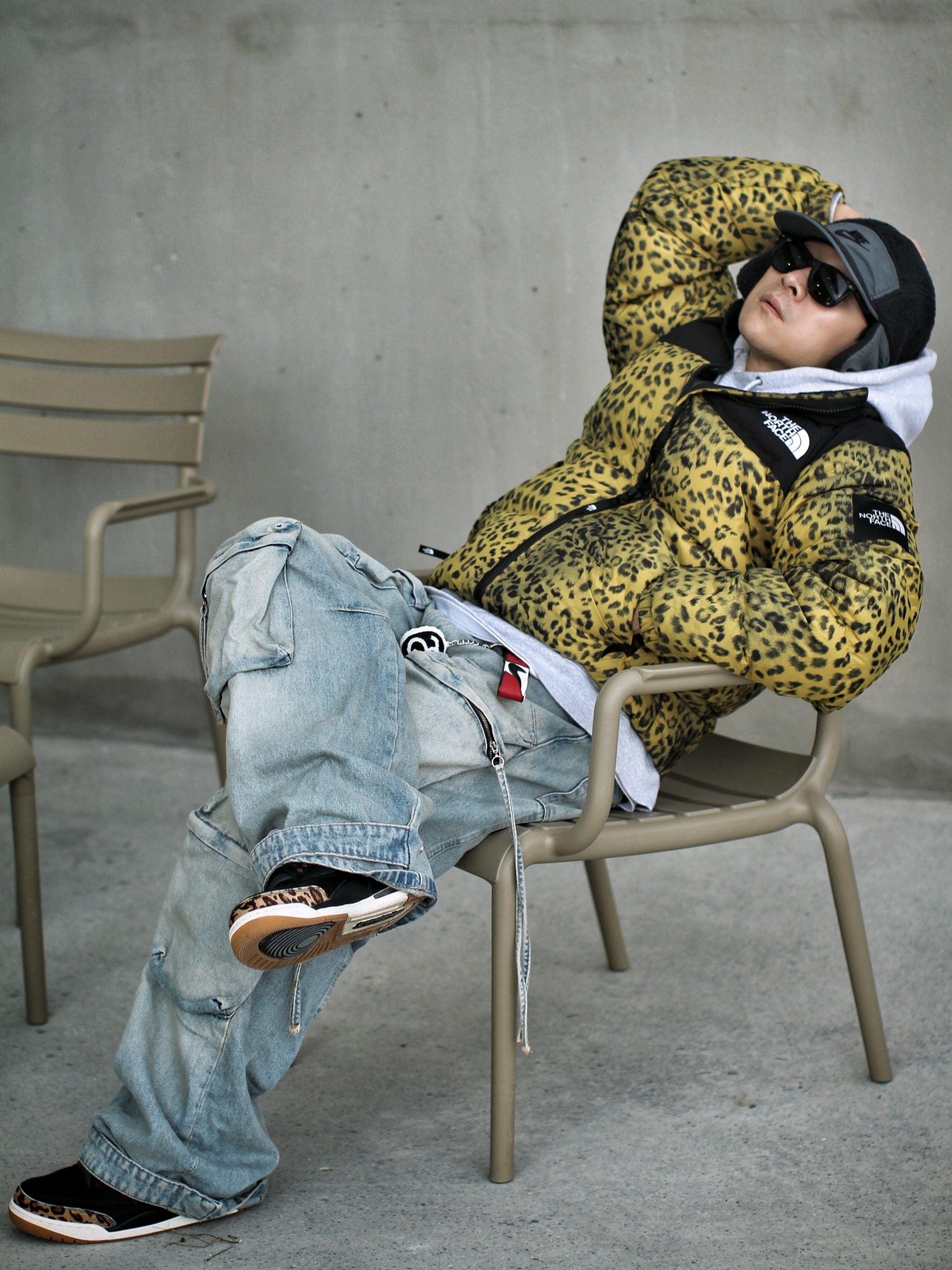 The North Face White Label Novelty Nuptse Down Jacket P Gold, Zara Utility Pocket Jeans Mid Blue 착용 스타일 - 4