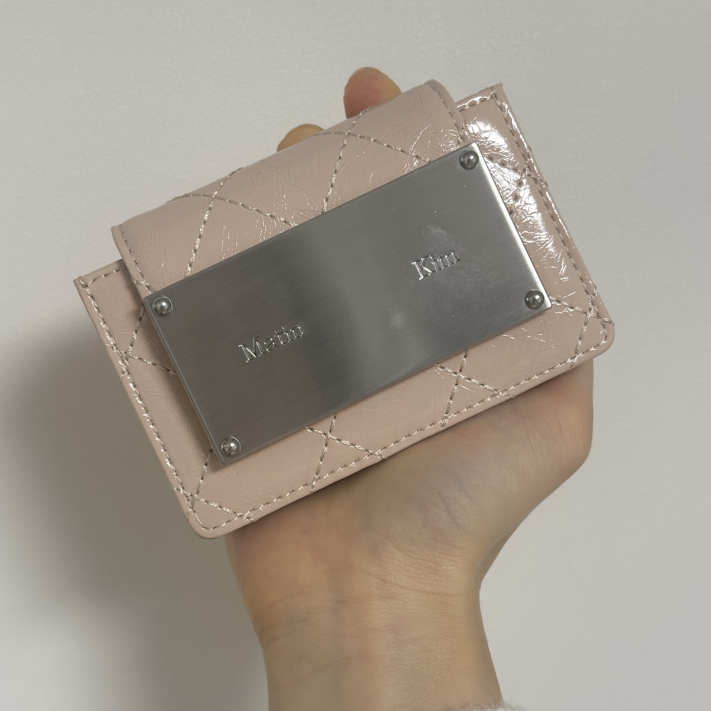 Matin Kim Quilting Accordion Wallet Beige 착용 스타일