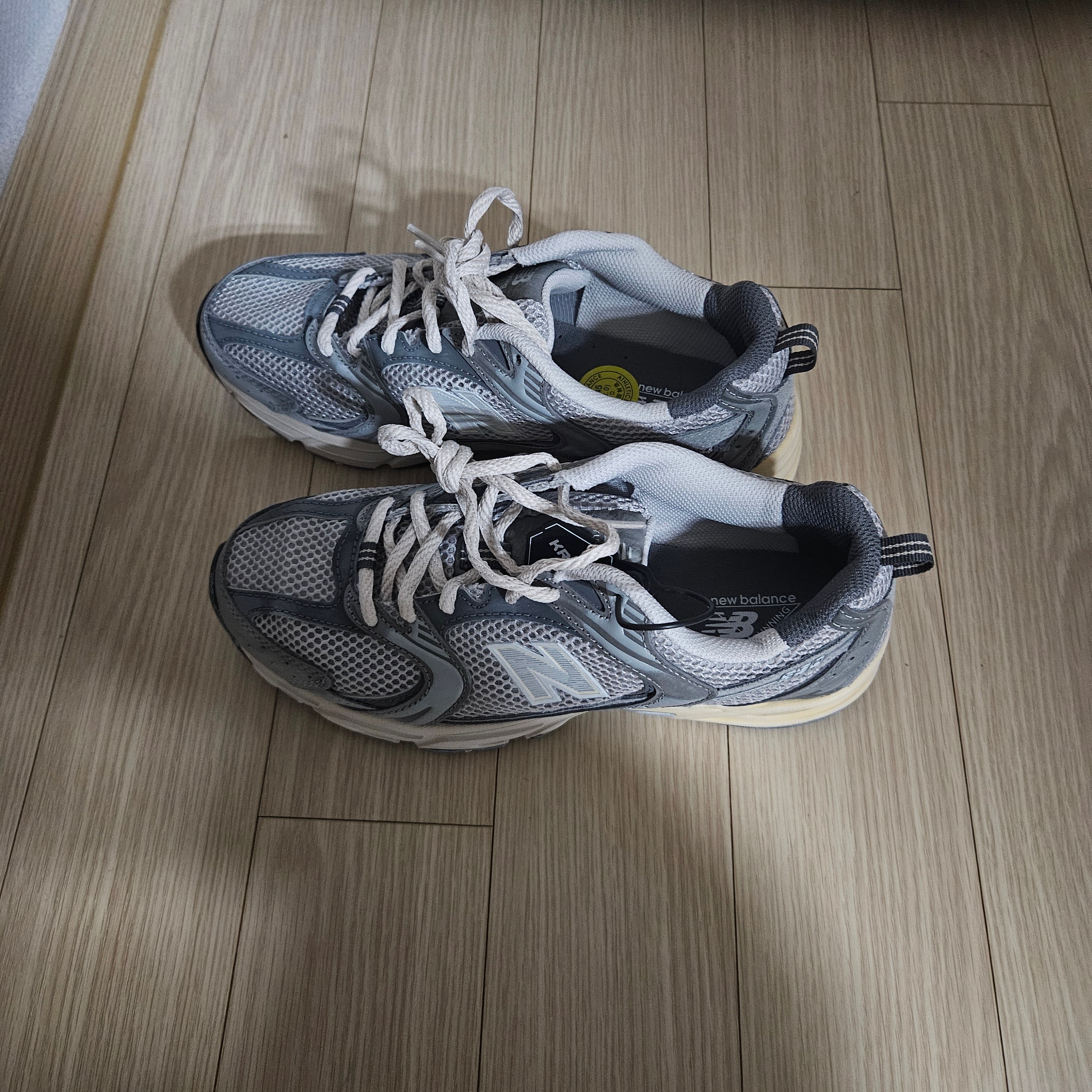 New Balance 530 Premium Vintage Grey Matter 착용 스타일
