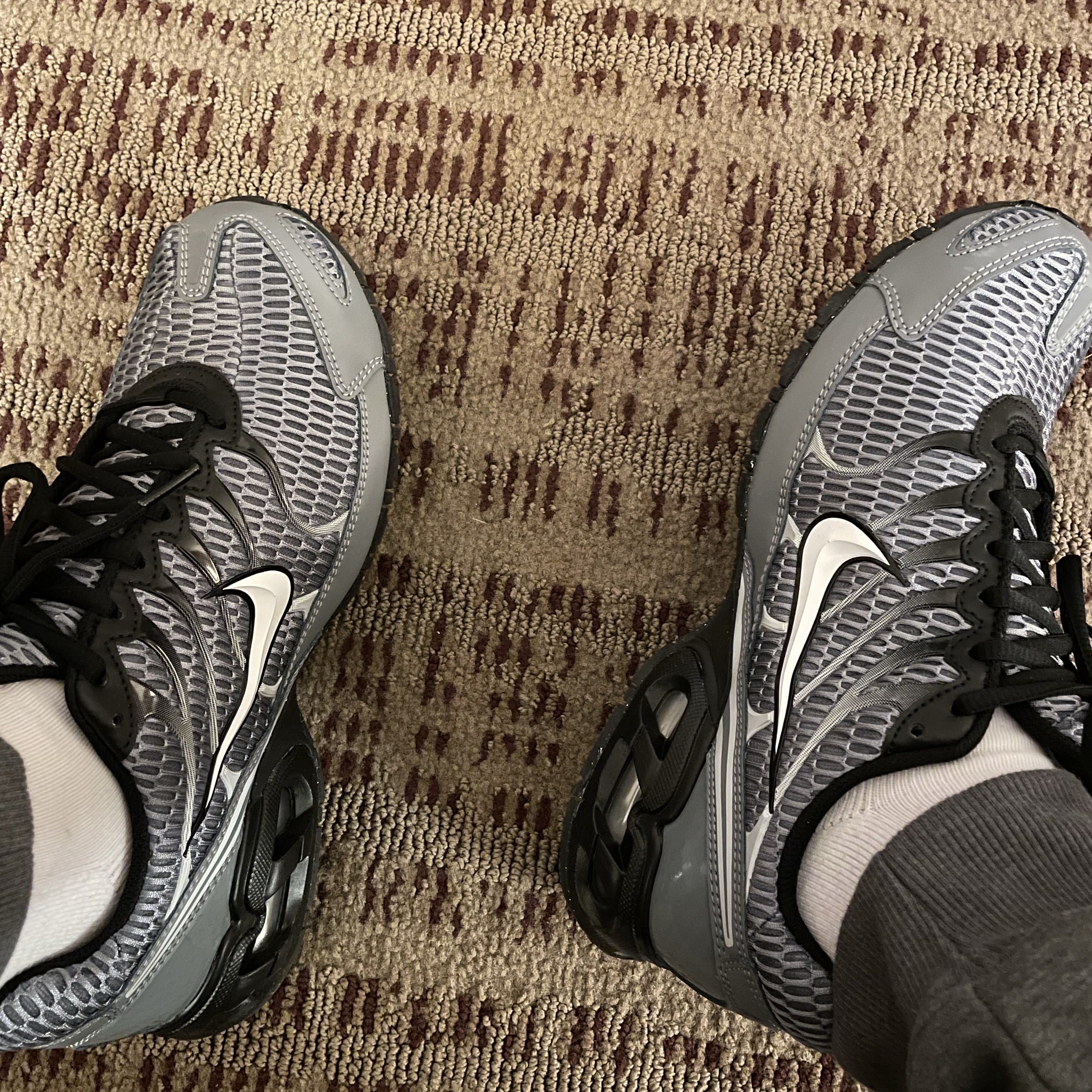 Nike Air Max Torch 4 Anthracite Metallic Silver 착용 스타일 - 1