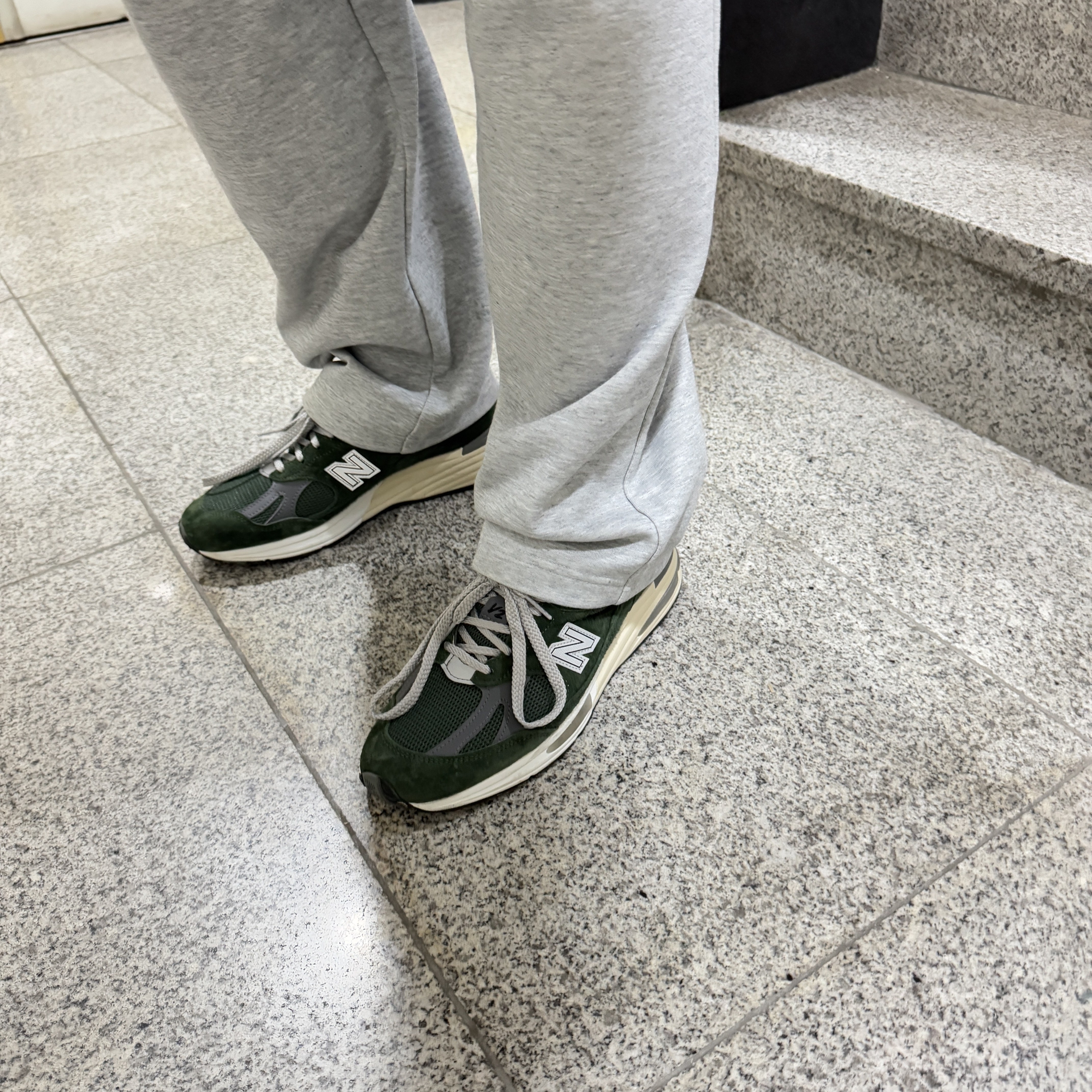 New Balance 991v2 Made in UK Kombu Green, Nike Solo Swoosh Fleece Pants Dark Grey - Asia 착용 스타일 - 2