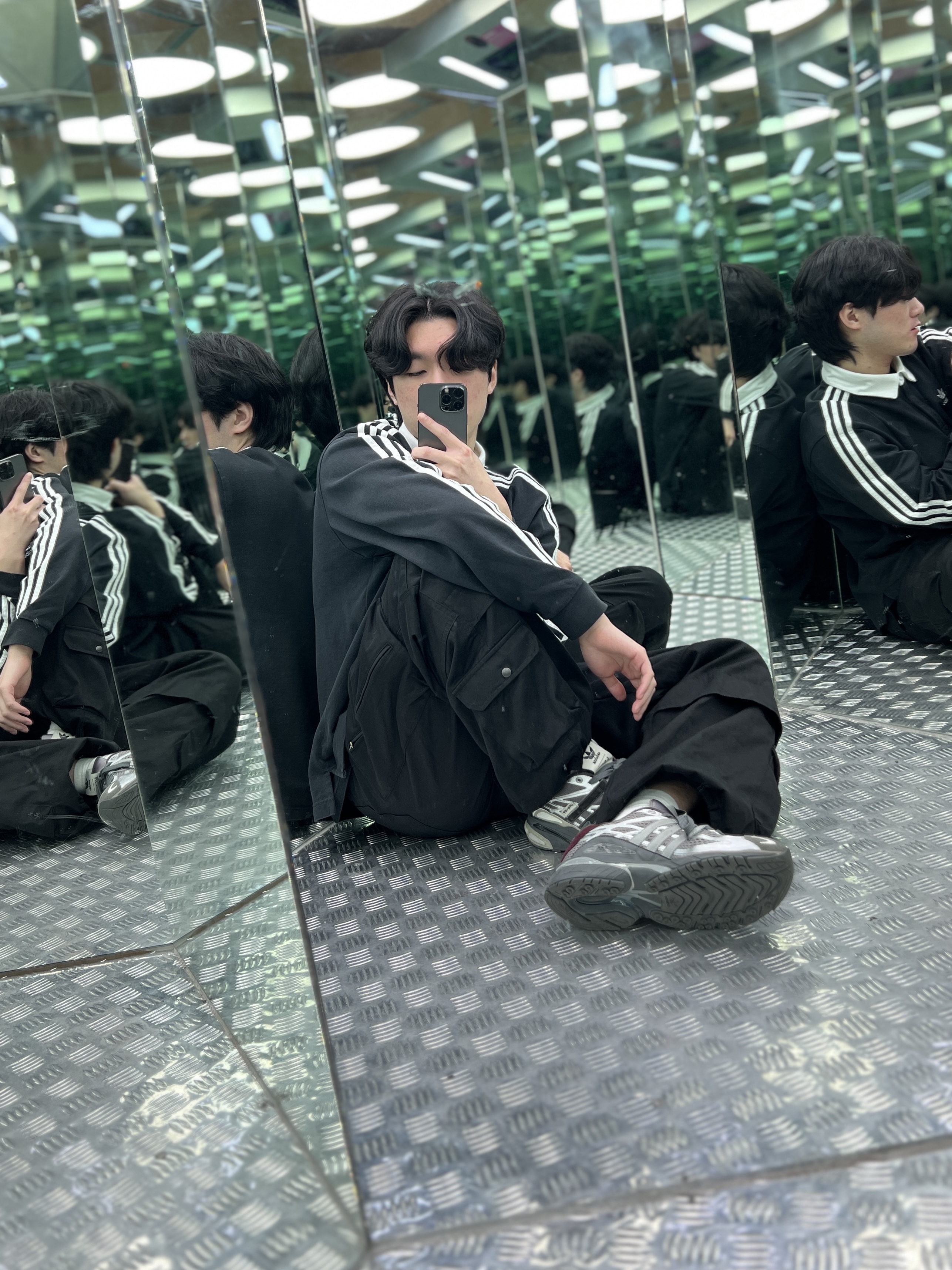 Adidas Adicolor Rugby  Polo Shirt Black - KR Sizing, Hatchingroom Zip Cargo Work Pants Black 착용 스타일 - 1