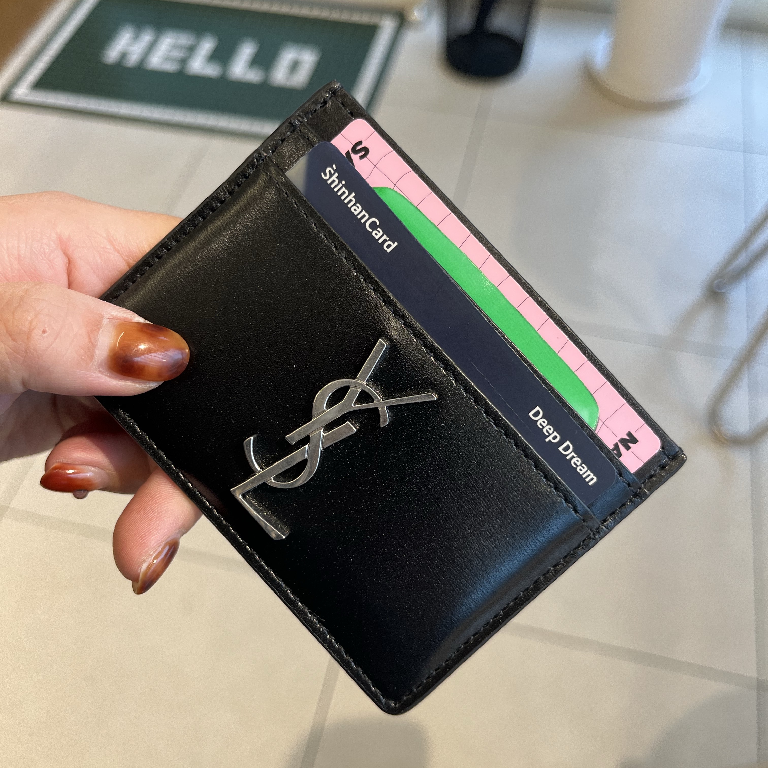 Saint Laurent Monogram Card Case in Smooth Leather Black 착용 스타일 - 1
