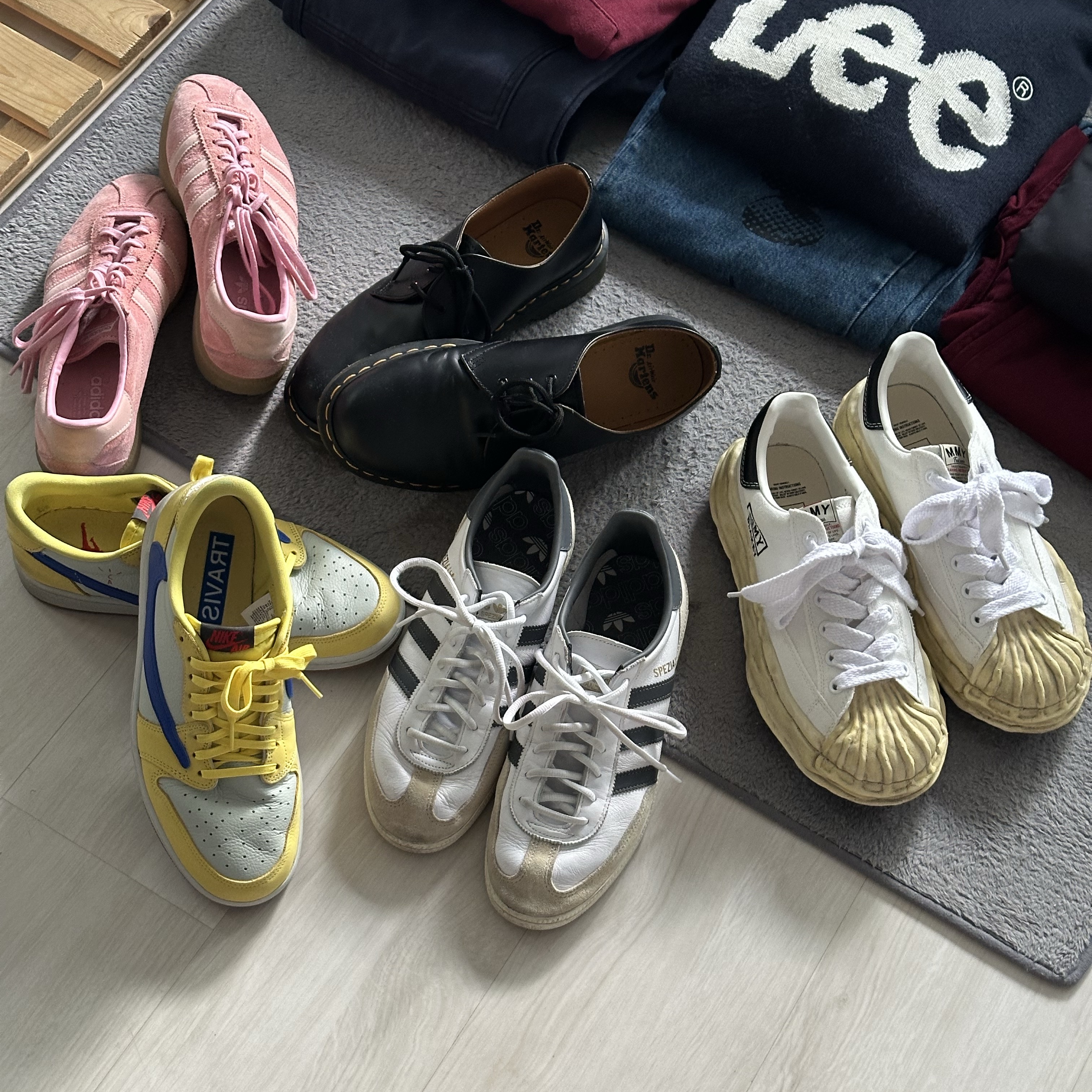 (W) Jordan 1 x Travis Scott Retro Low OG SP Canary, Dr. Martens 1461 Smooth Black 착용 스타일
