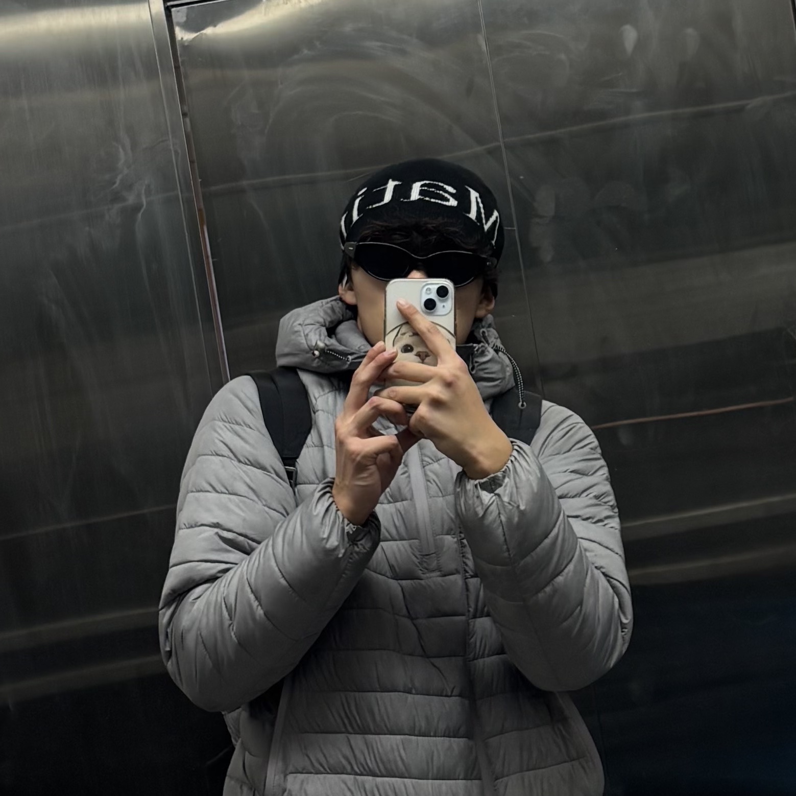 Matin Kim Logo Jacquard Short Beanie Black 착용 스타일