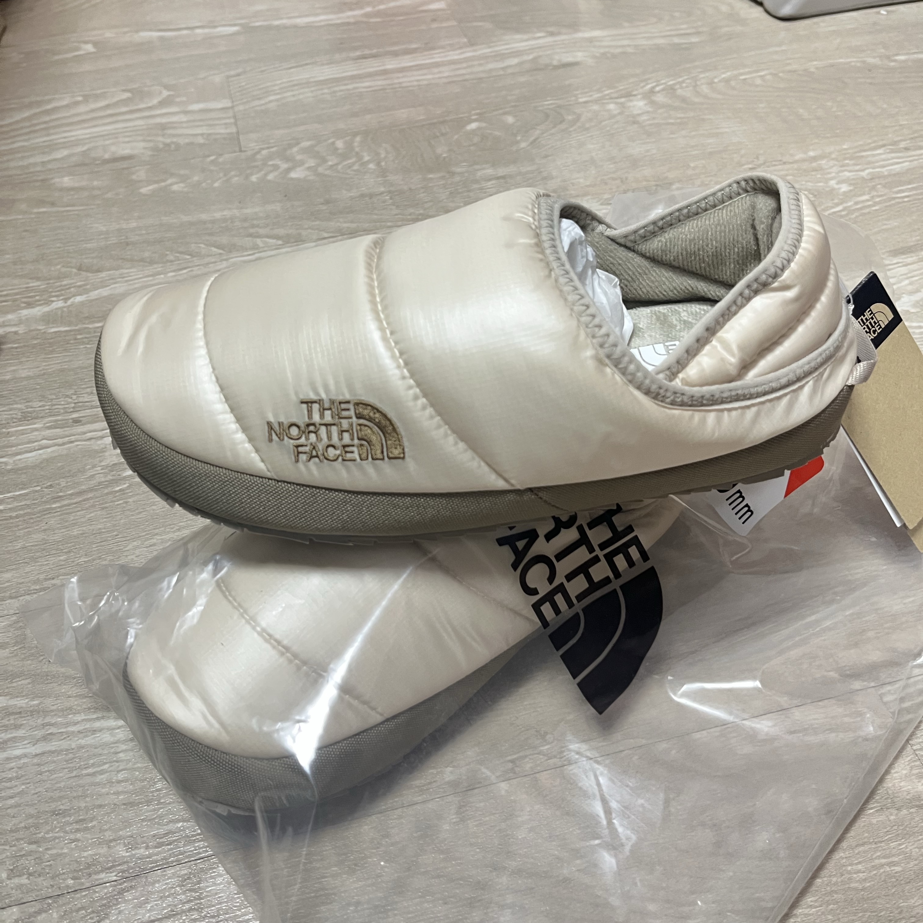 The North Face Nuptse Mule Light Beige 착용 스타일