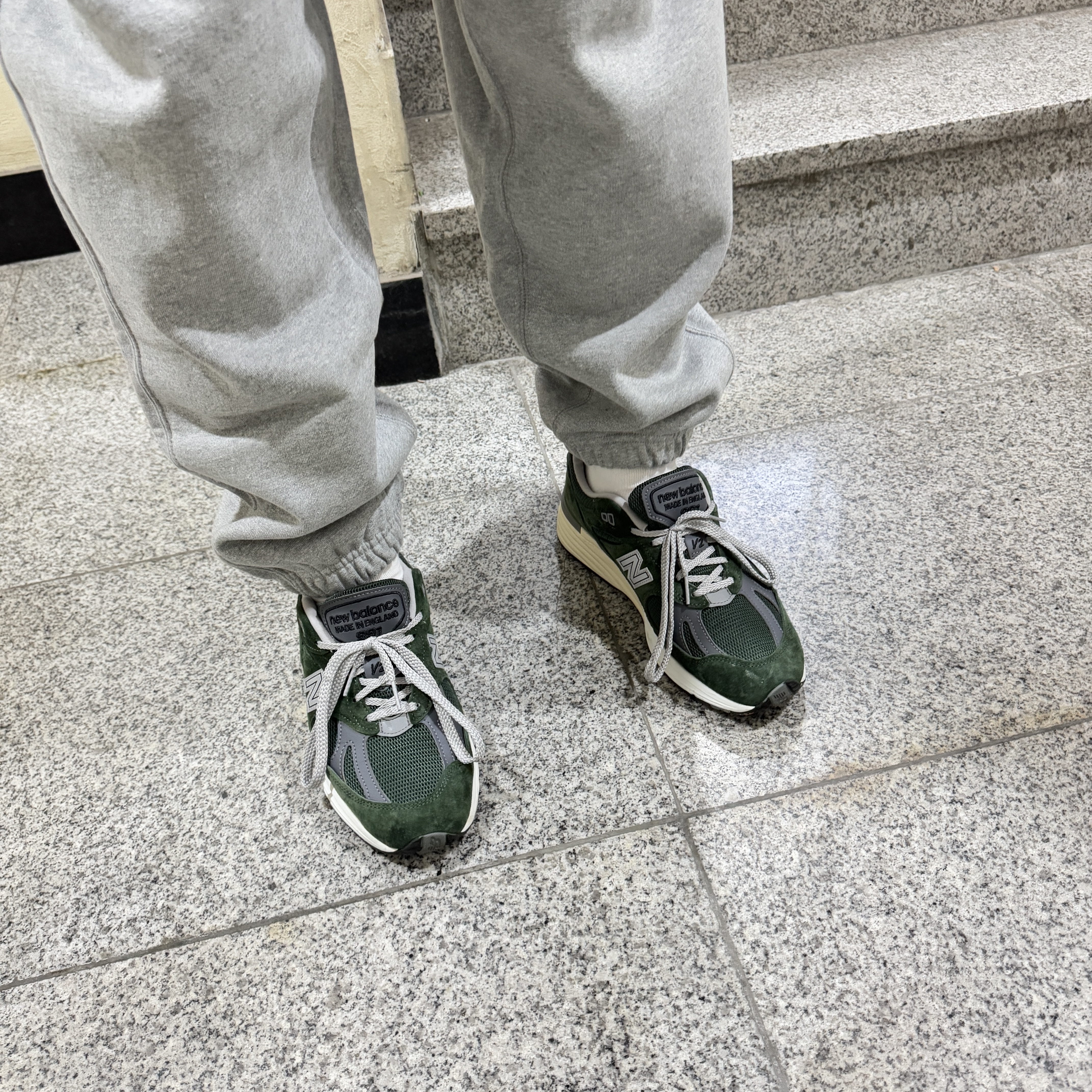 New Balance 991v2 Made in UK Kombu Green, Nike Solo Swoosh Fleece Pants Dark Grey - Asia 착용 스타일 - 5