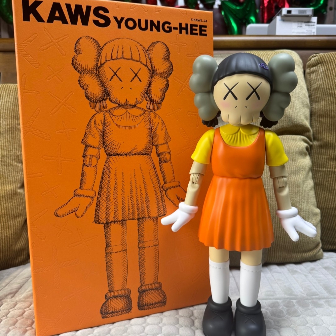 Kaws x Squid Game Young-Hee Vinyl Figure Coloured 착용 스타일