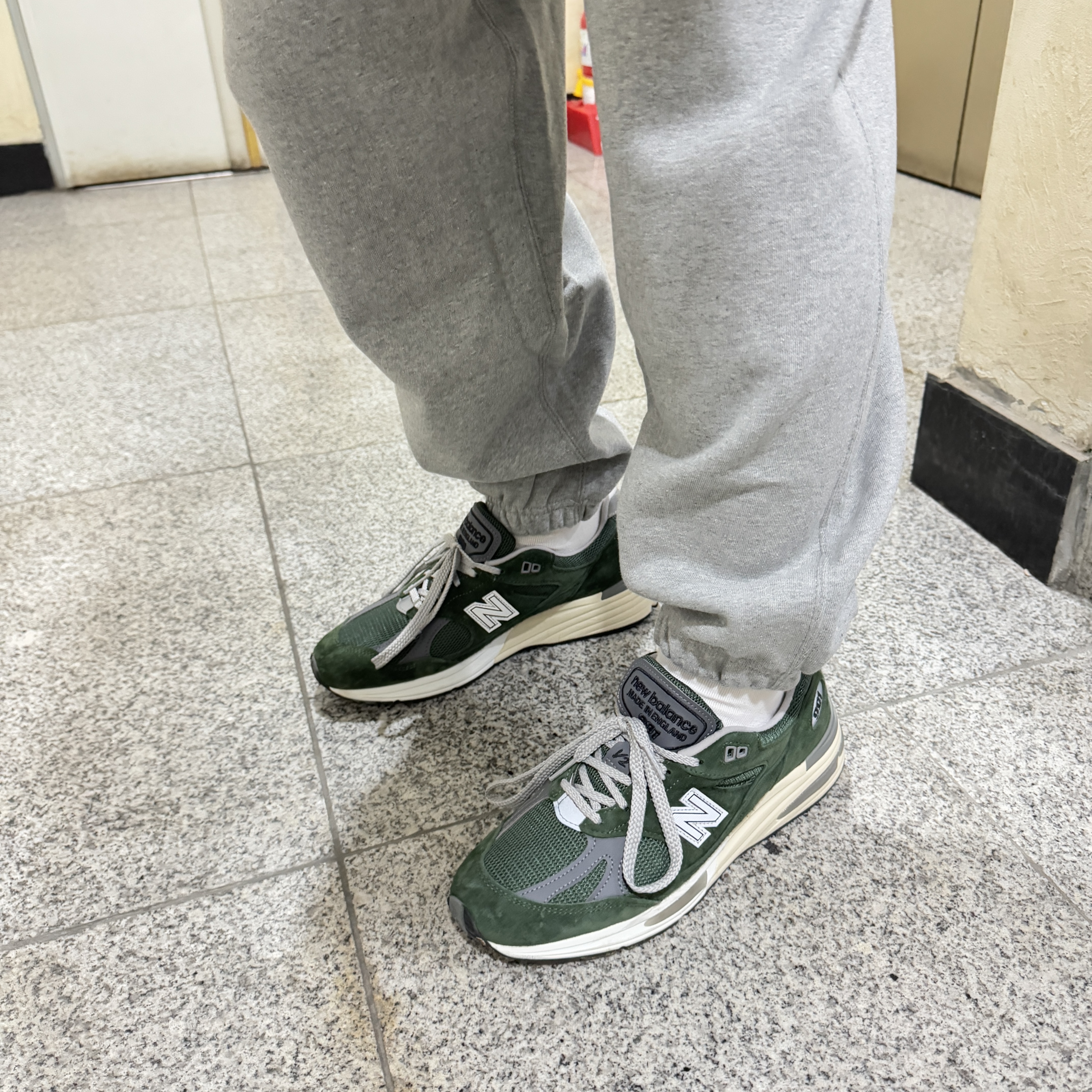 New Balance 991v2 Made in UK Kombu Green, Nike Solo Swoosh Fleece Pants Dark Grey - Asia 착용 스타일 - 6