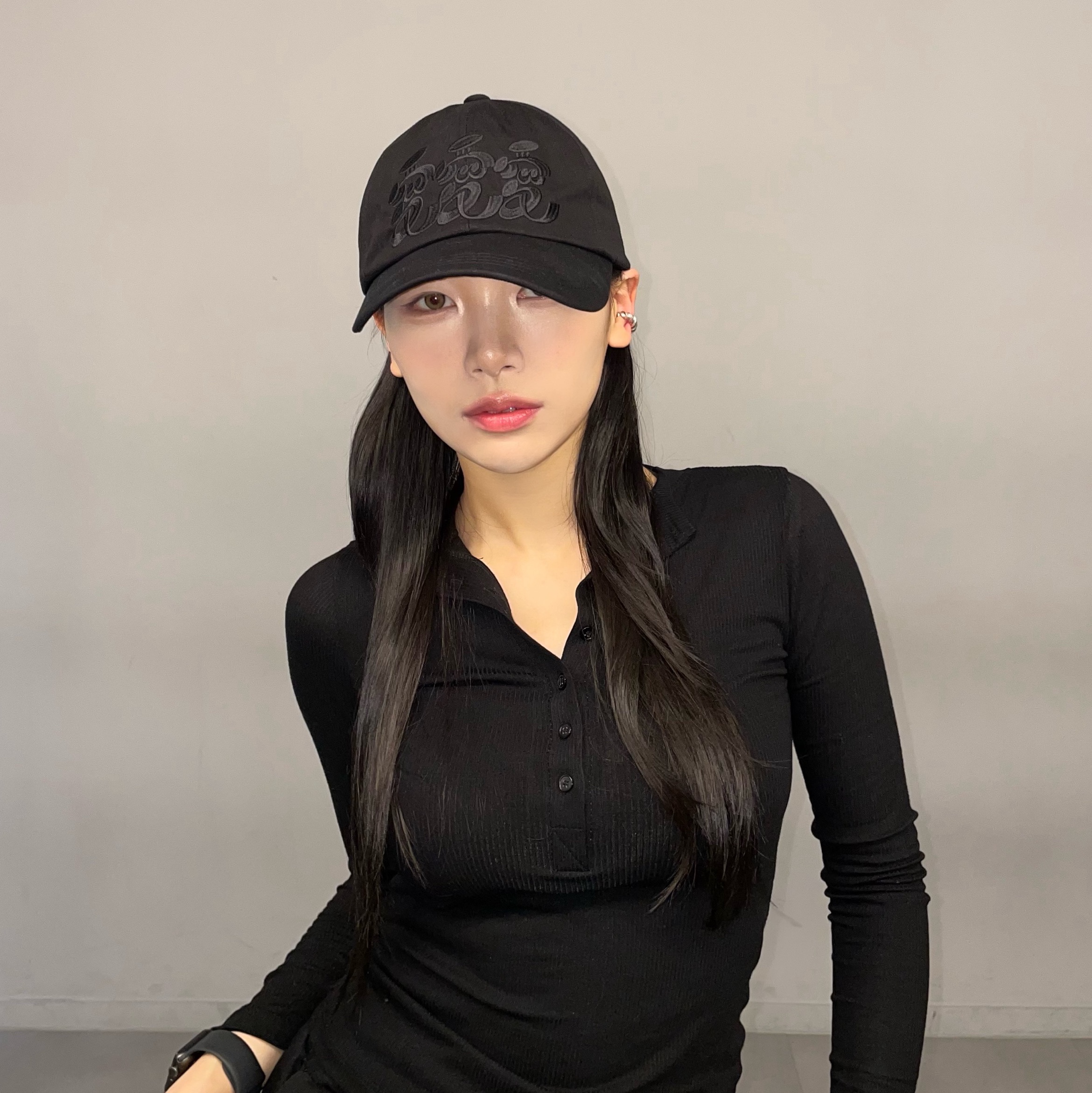 LUVLUVLUV SV The Most Basic Baseball Cap Black 착용 스타일 - 2