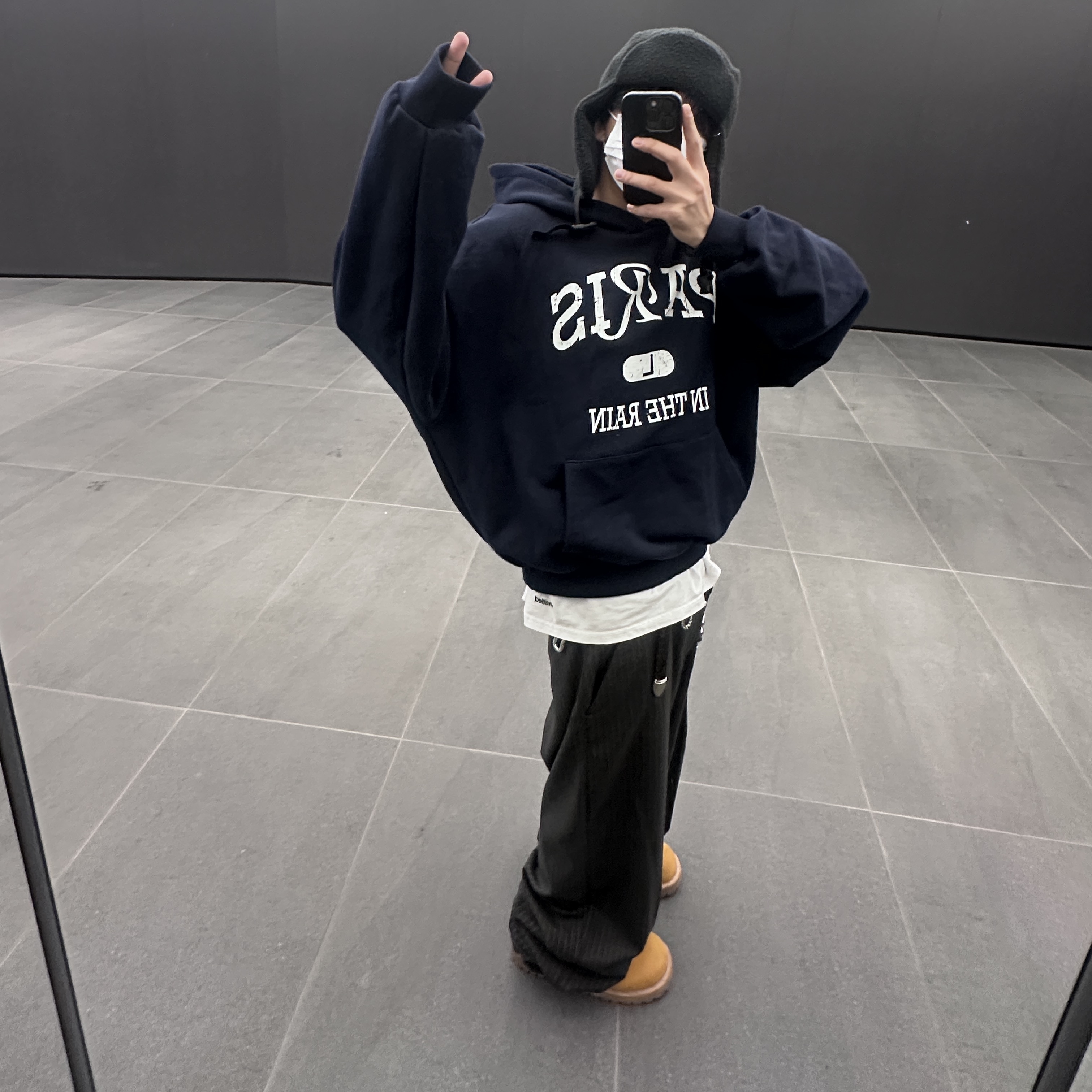 Supreme Shearling Trooper Black - 23FW 착용 스타일 - 1
