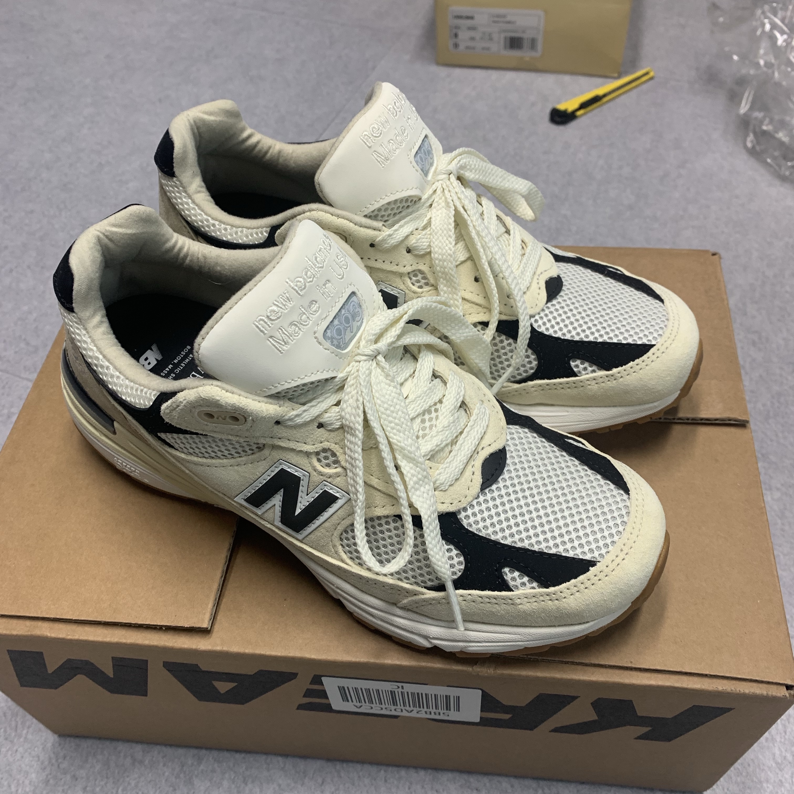 New Balance 993 Made in USA Sea Salt Black 착용 스타일 - 1