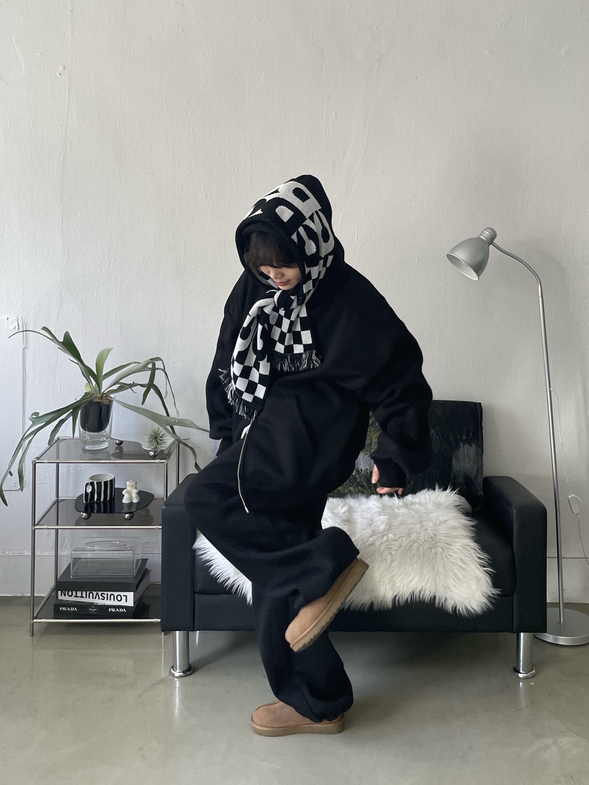 CDG Logo Check Muffler White Black, Supreme Featherweight Down Trooper Black - 23FW 착용 스타일 - 5