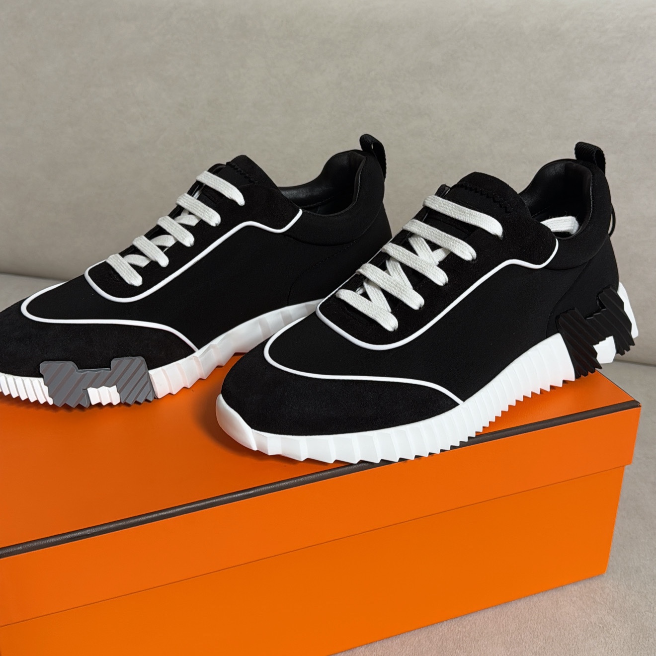 Hermes Bouncing Sneakers Technical Jersey Goatskin & Noir Blanc 착용 스타일