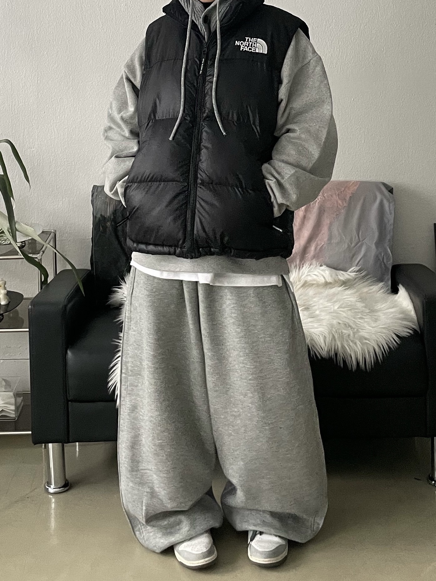 The North Face Nuptse On Ball Vest Real Black, (W) Nike Dunk Low Light Smoke Grey 착용 스타일 - 3