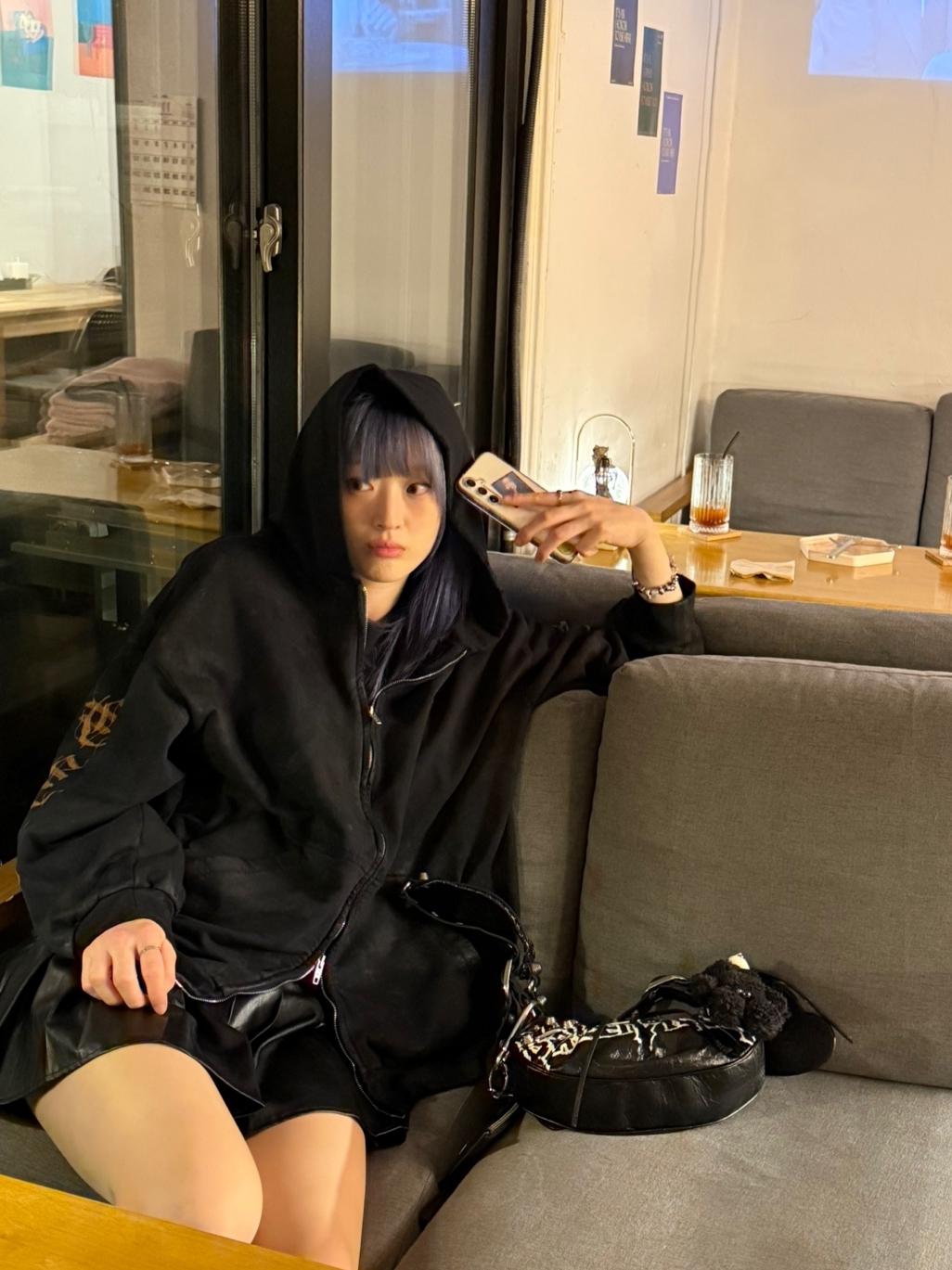 Balenciaga Heavy Metal Zip-Up Hoodie Small Fit Black Faded, Balenciaga Le Cagole Xs Shoulder Bag DIY Metalin Black 착용 스타일 - 2