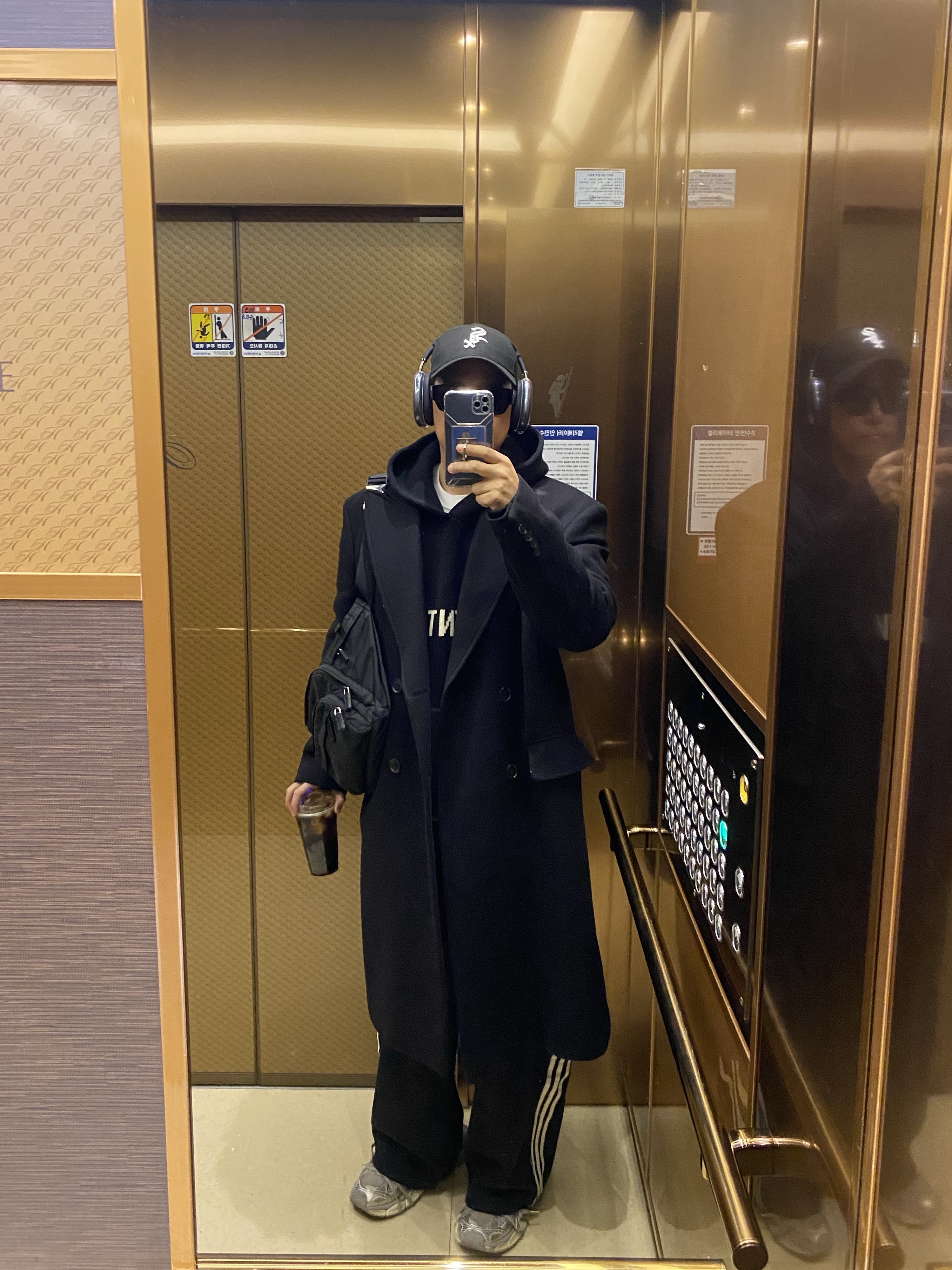 Apple AirPods Max USB C Midnight (Korean Ver.), Balenciaga 3XL Sneakers Light Beige 착용 스타일