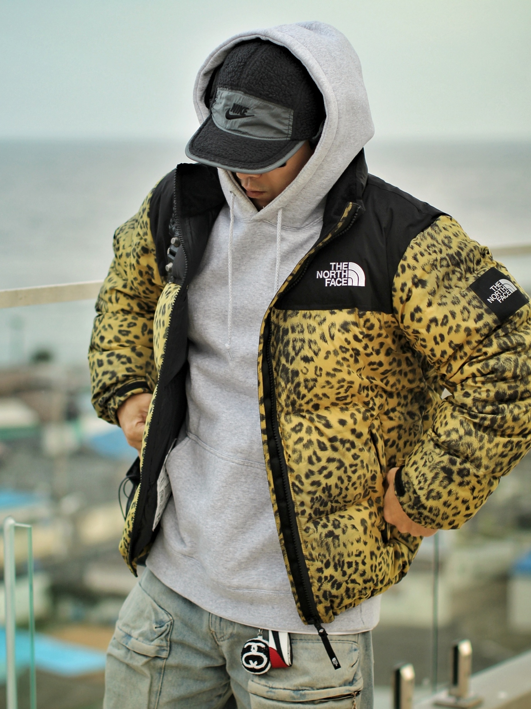 The North Face White Label Novelty Nuptse Down Jacket P Gold, Zara Utility Pocket Jeans Mid Blue 착용 스타일 - 3