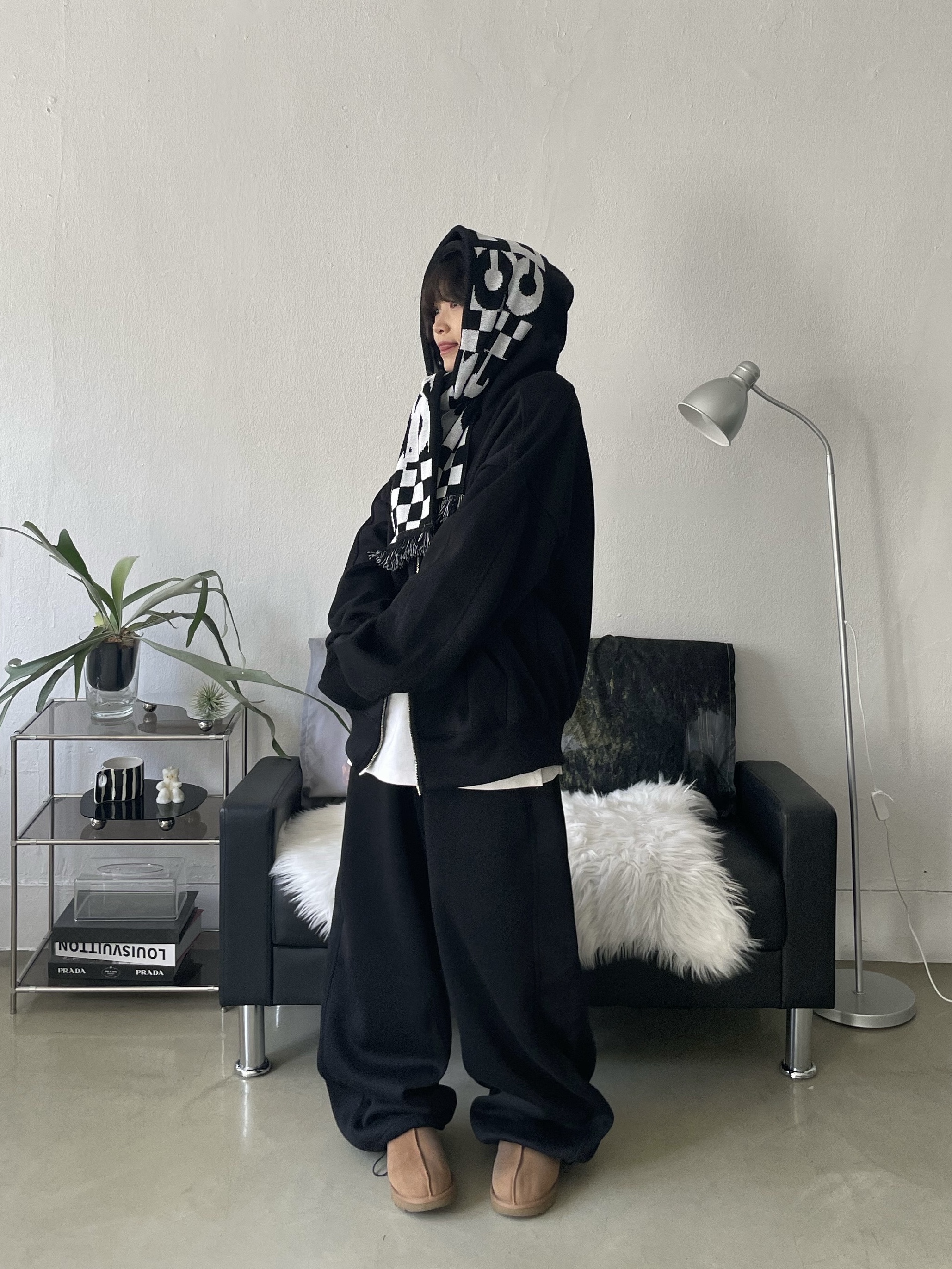 CDG Logo Check Muffler White Black, Supreme Featherweight Down Trooper Black - 23FW 착용 스타일 - 4