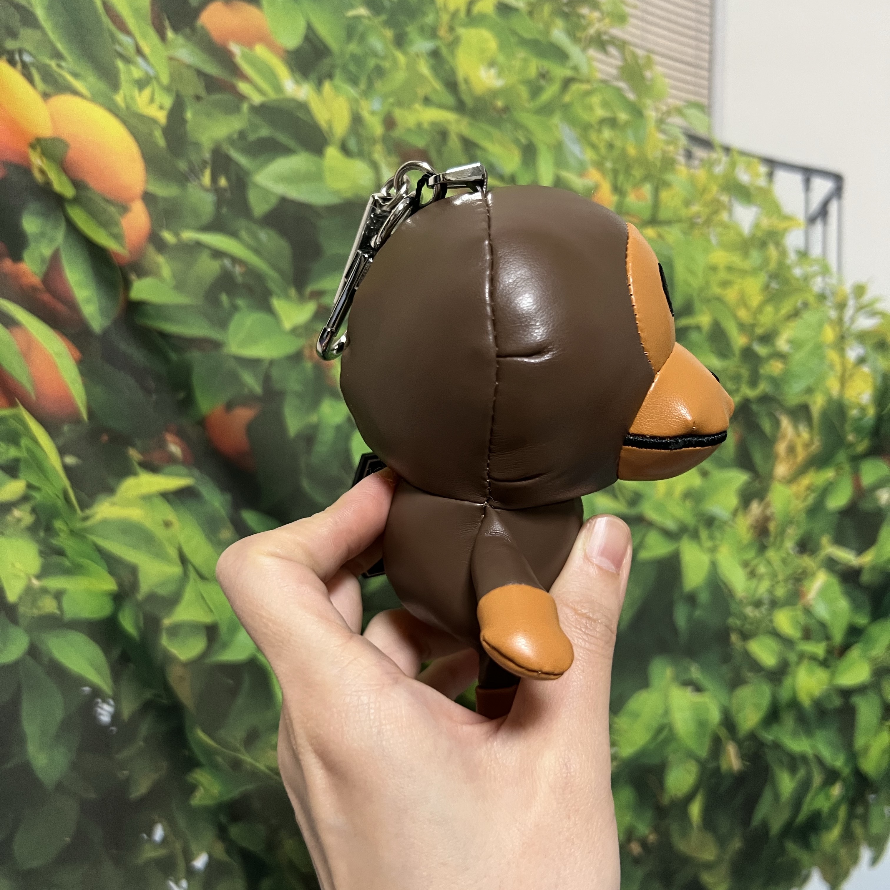 BAPE Baby Milo Plush Doll Keychain Brown 착용 스타일 - 2