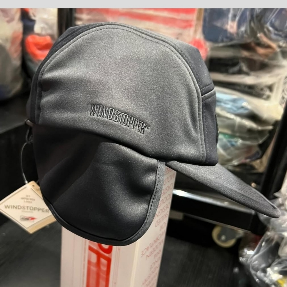 Supreme Windstopper Earflap Camp Cap Black - 24FW, Supreme Windstopper Earflap Camp Cap Navy - 24FW 착용 스타일 - 2