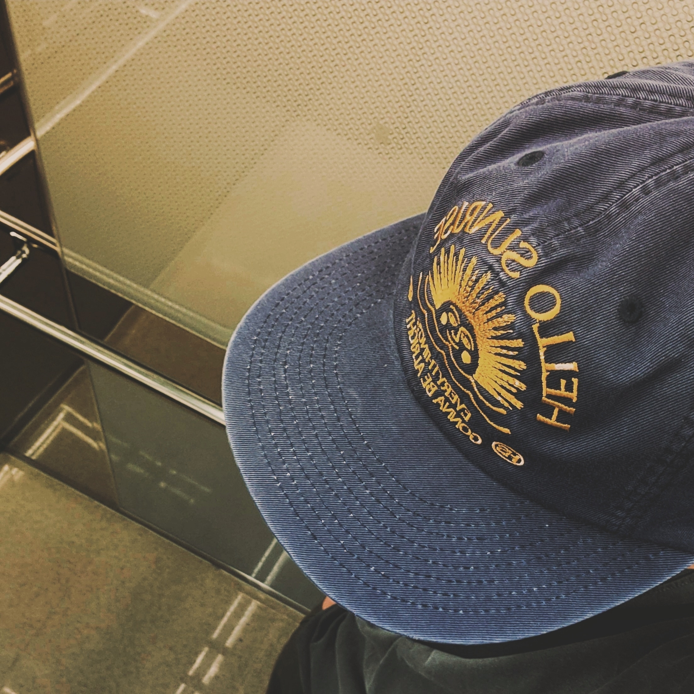 Hello Sunrise Washed HS Arch Logo 6Panel Cap Navy & Orange 착용 스타일