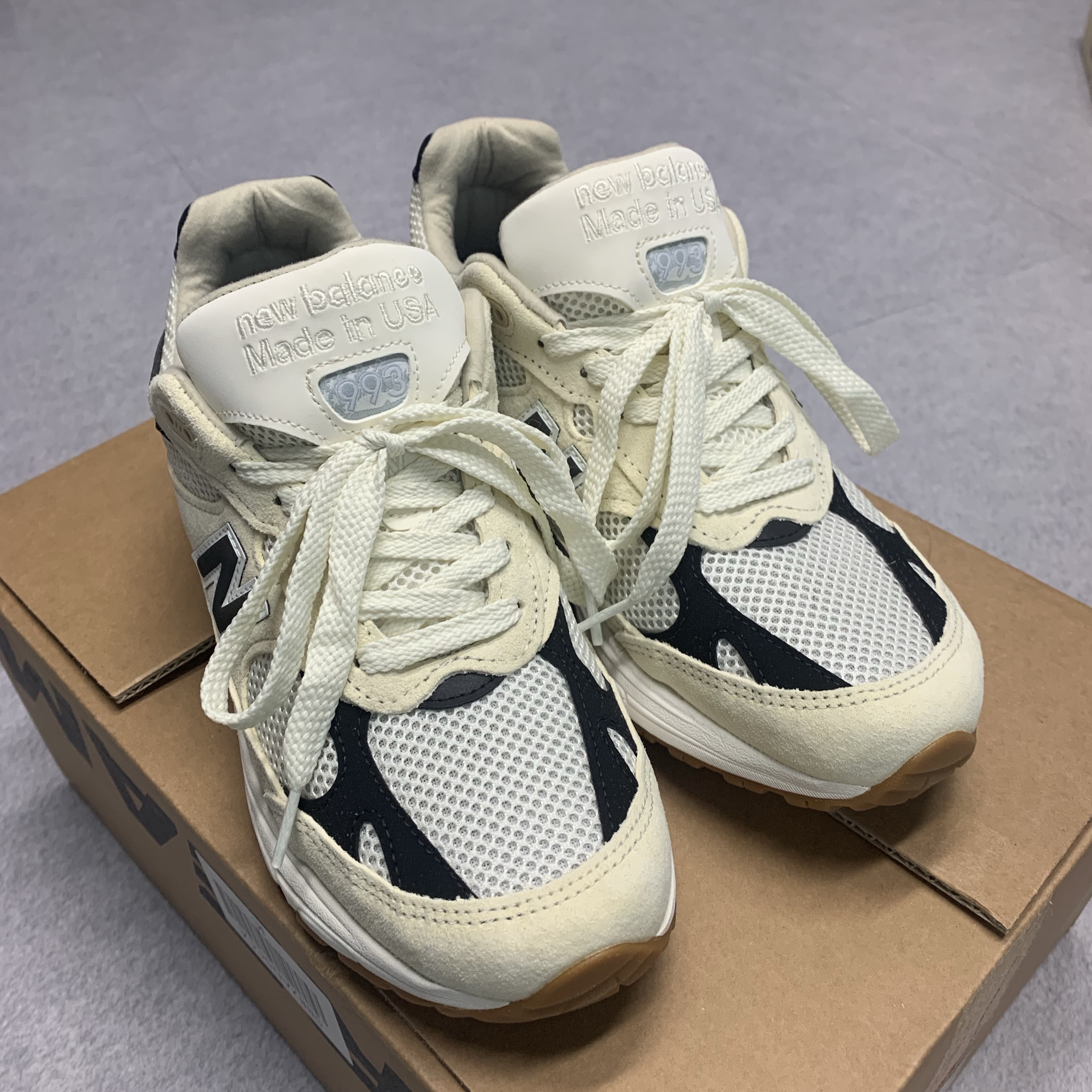 New Balance 993 Made in USA Sea Salt Black 착용 스타일 - 2