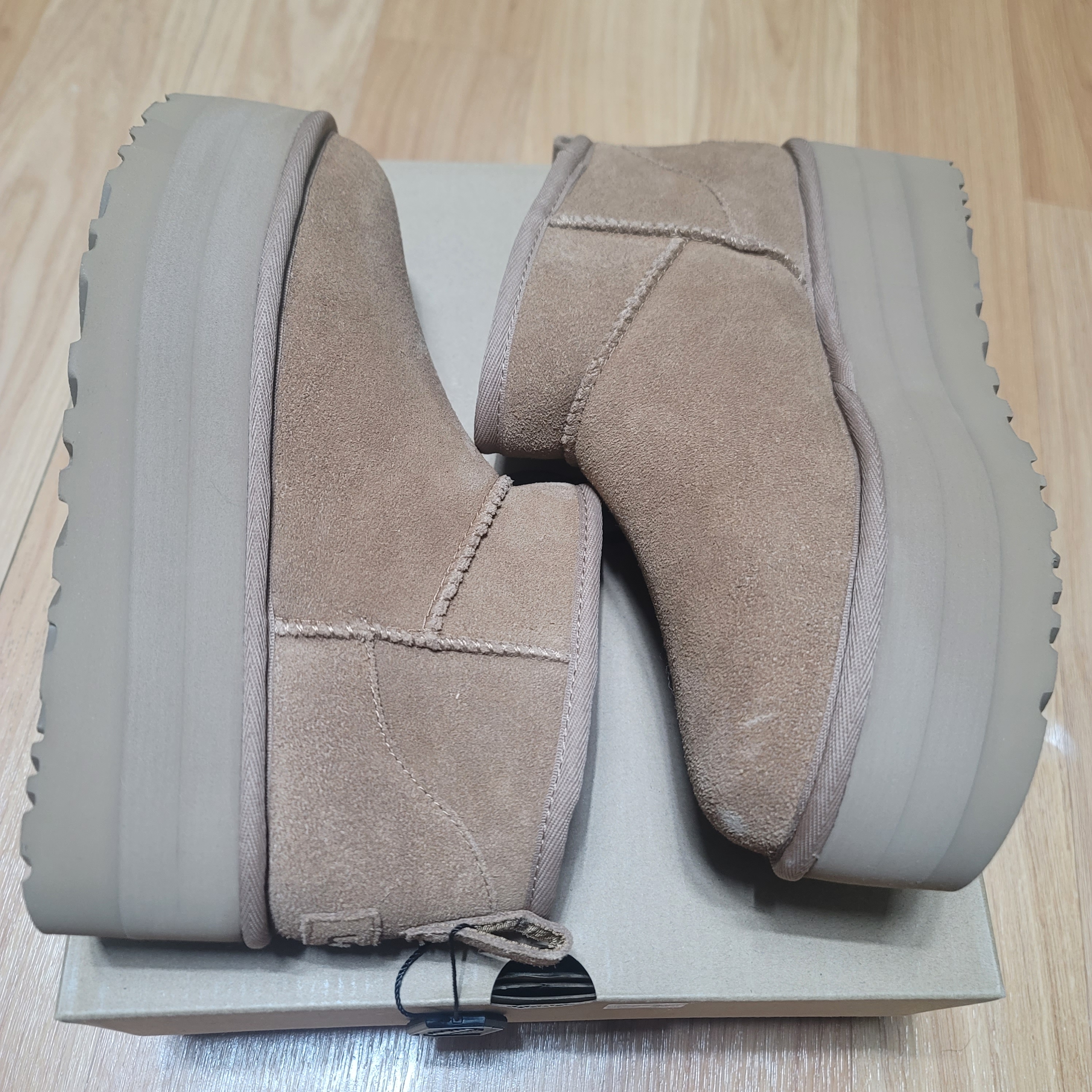 (W) UGG Classic Ultra Mini Platform Boots Chestnut 착용 스타일 - 2