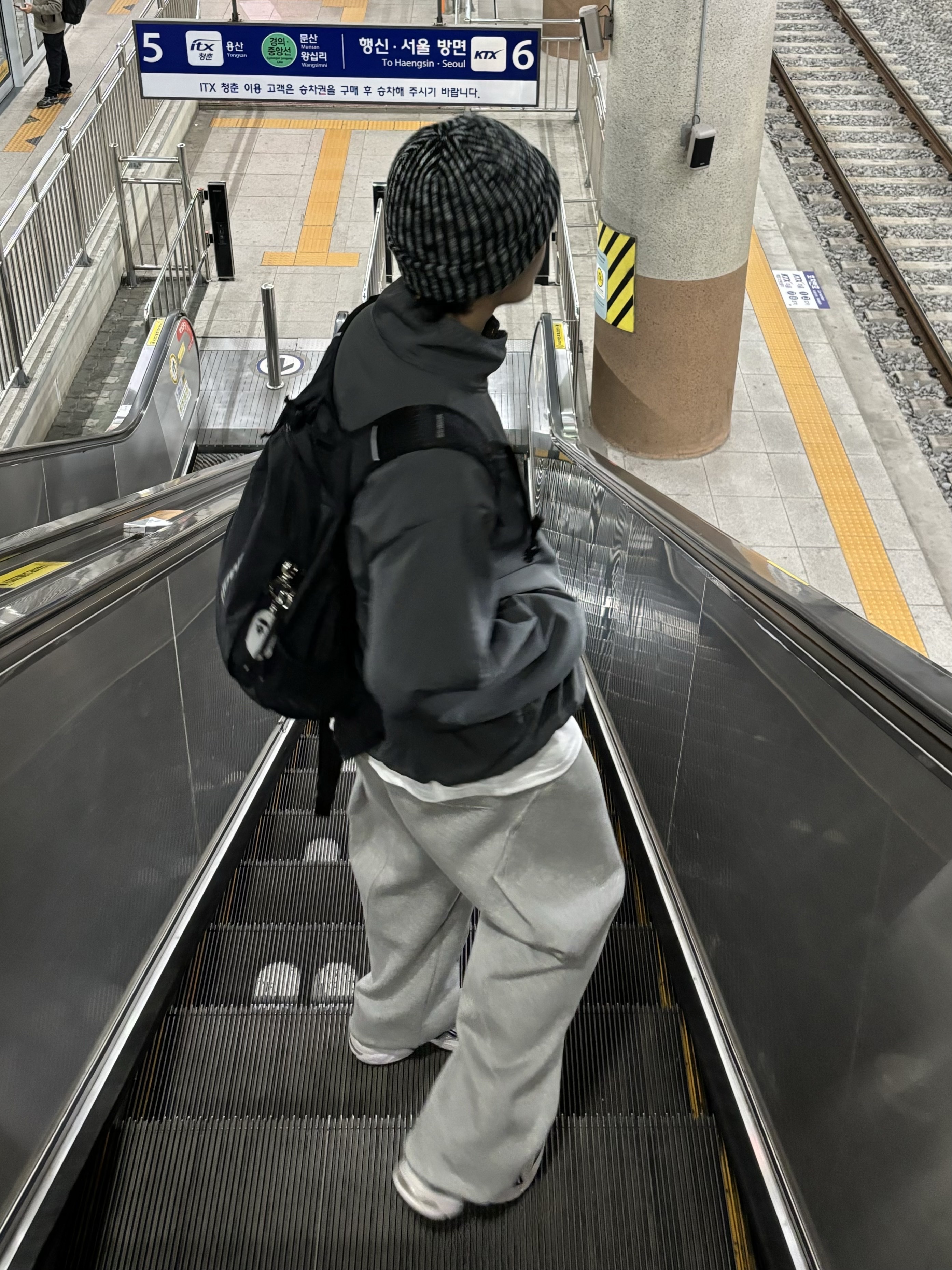 Supreme Rainbow Loose Gauge Beanie Black - 24FW, Salomon Trailblazer 20 Black 착용 스타일 - 3