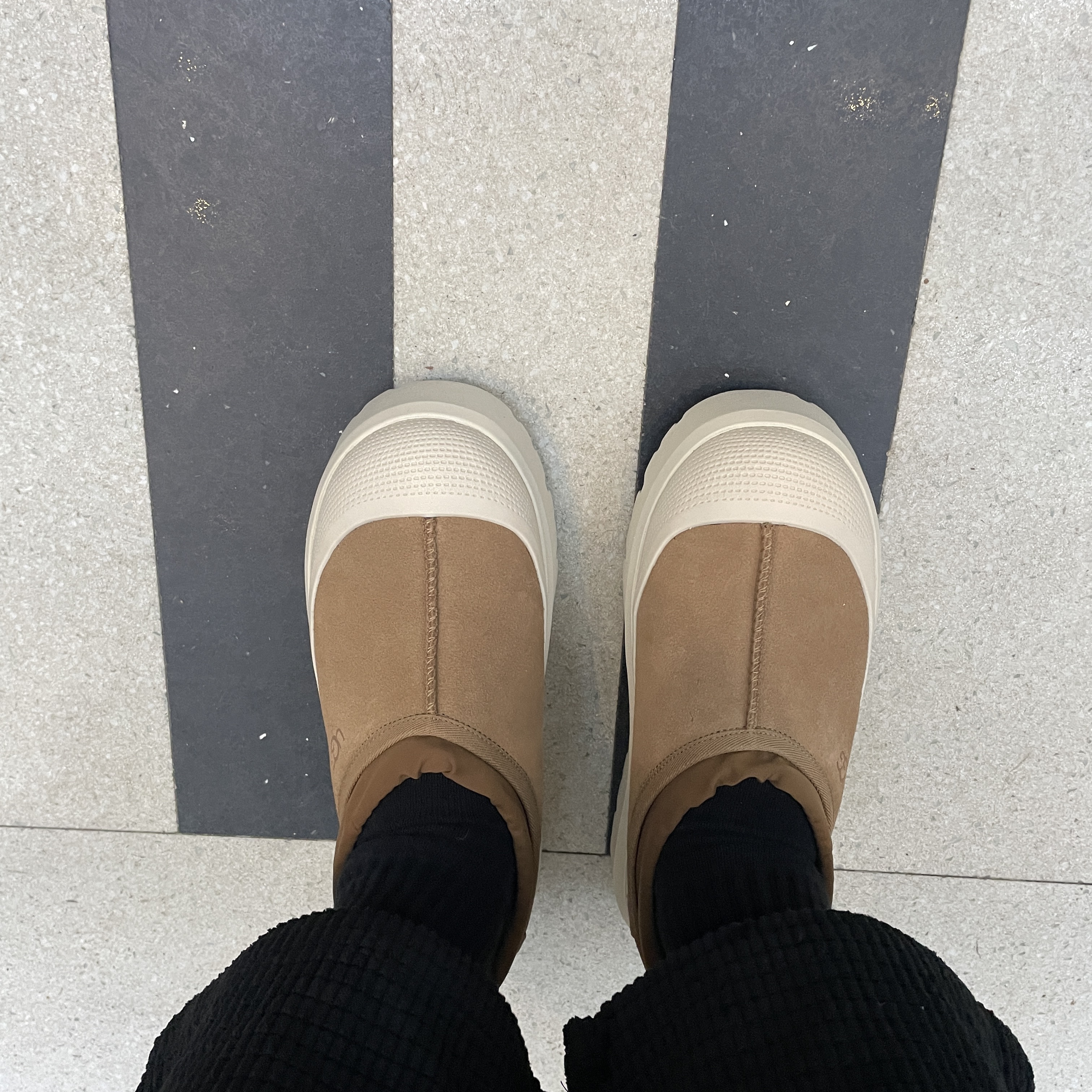 UGG Tasman Weather Hybrid Chestnut Whitecap 착용 스타일