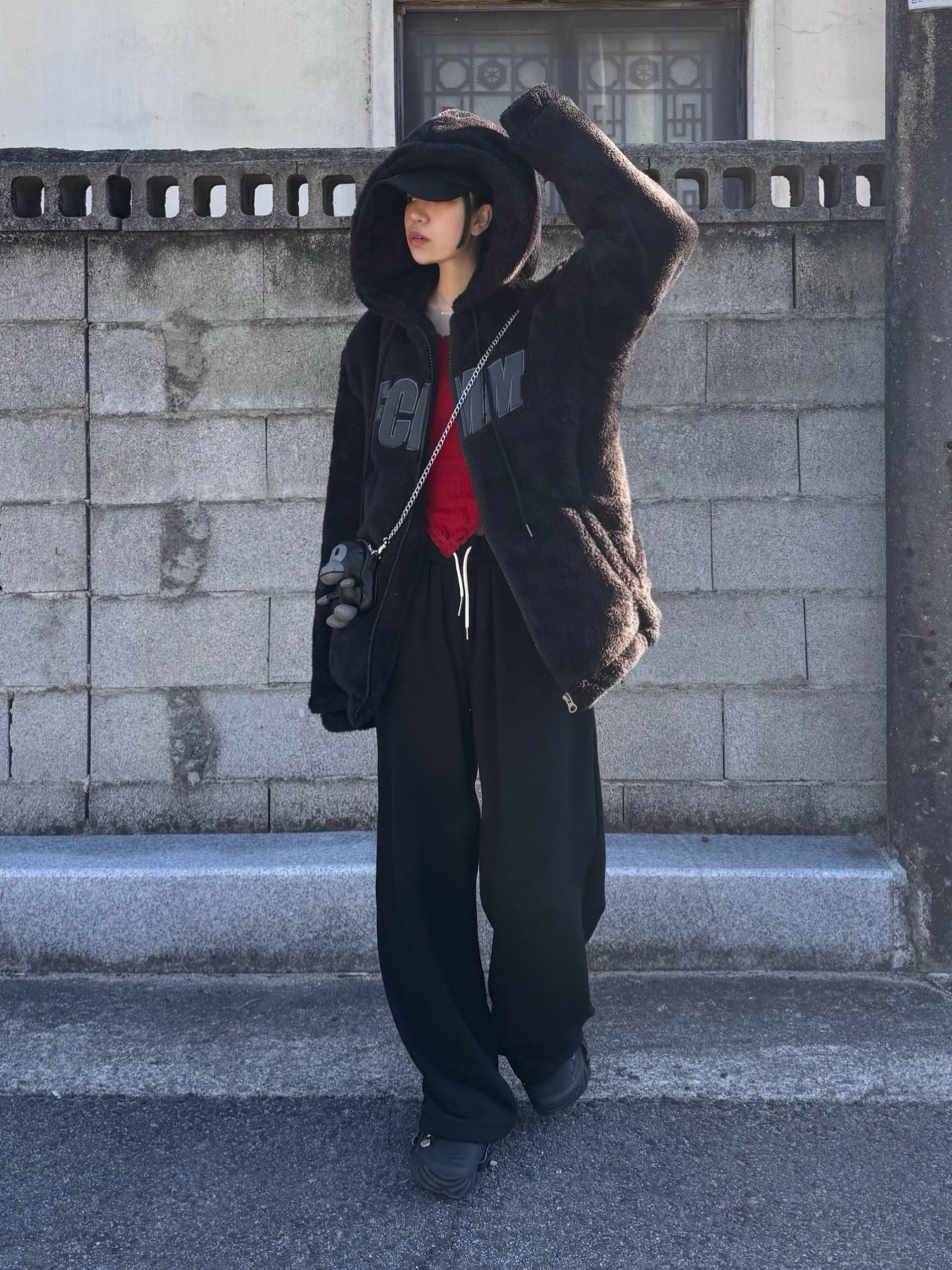 Crocs x Feng Chen Wang Echo Clog Black, BAPE Baby Milo Mini Shoulder Bag Black 착용 스타일